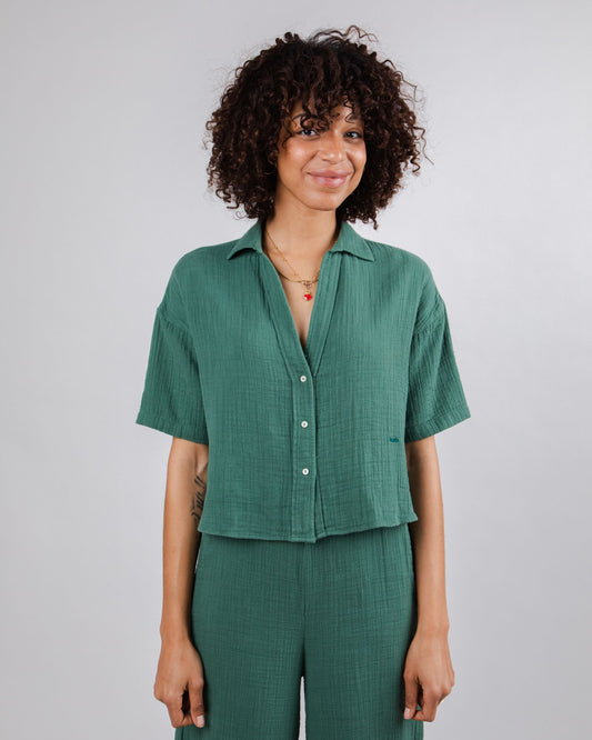 Chemiser vert texturé en coton bio - bubble cropped morera green
