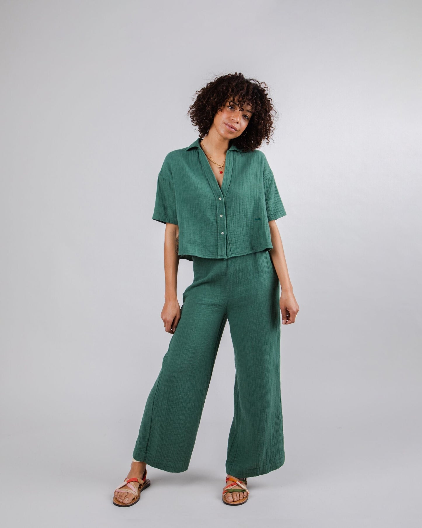 Chemiser vert texturé en coton bio - bubble cropped morera green