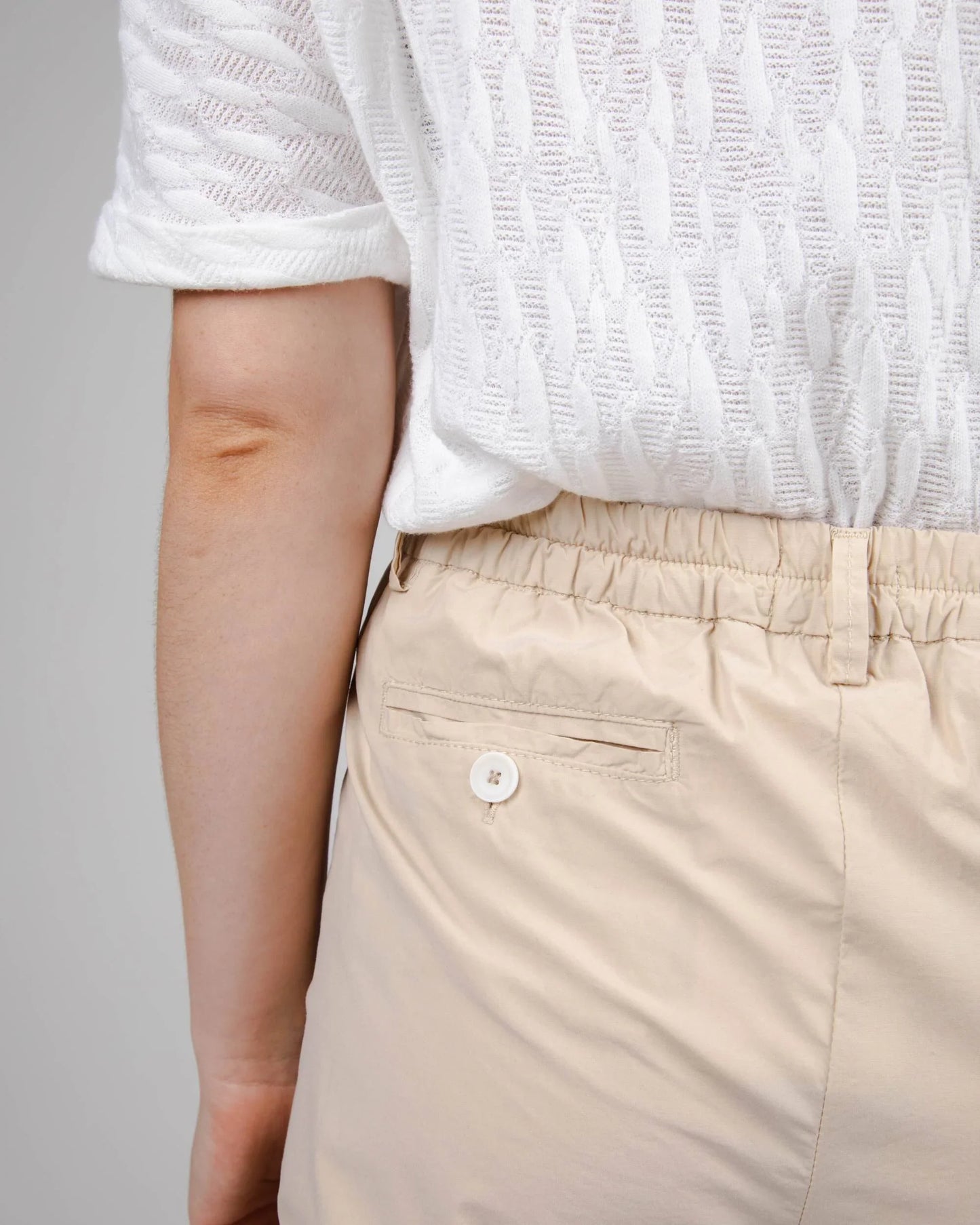 Chino à pinces en coton bio | Beige "elastic pleated chino sand"