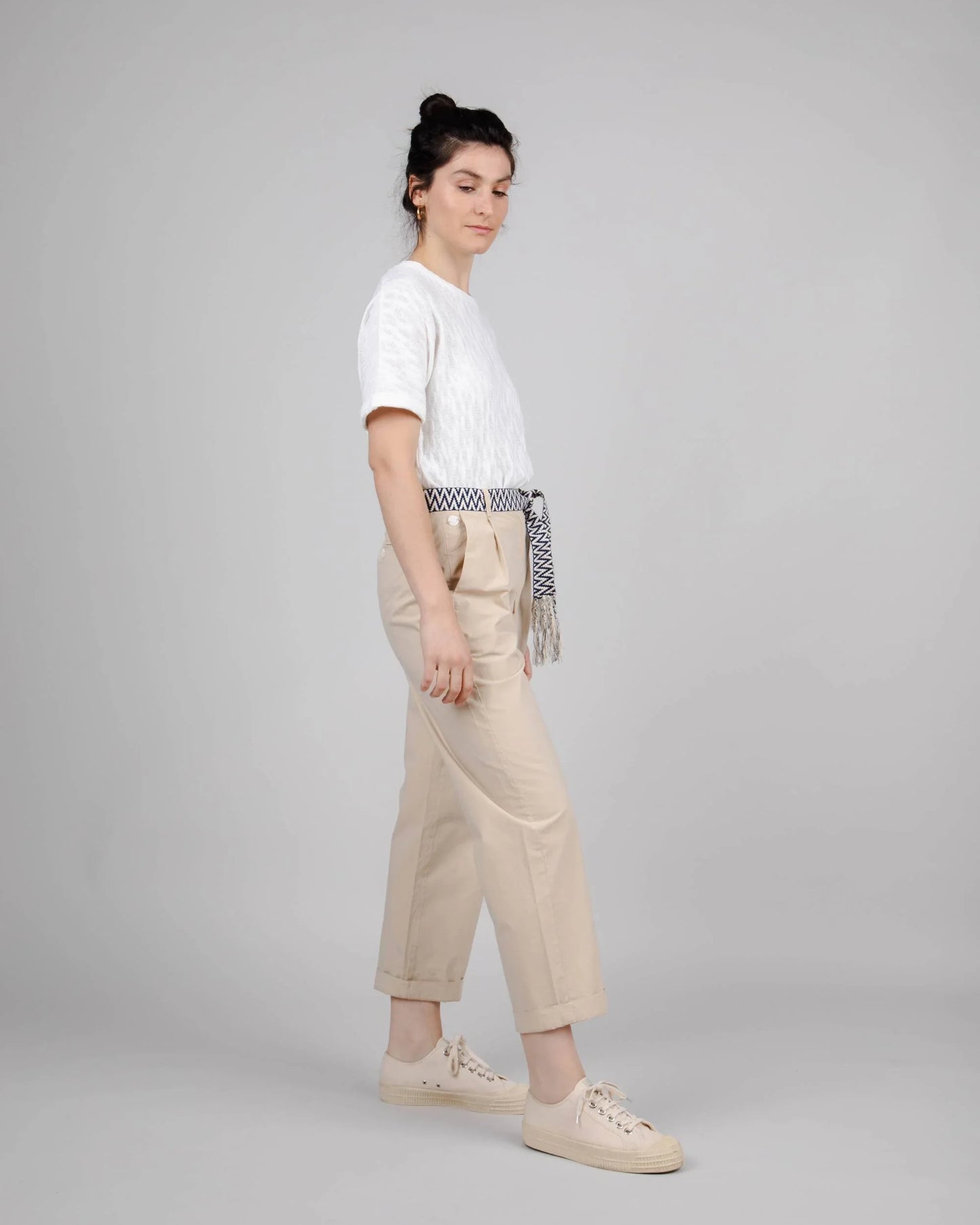 Chino à pinces en coton bio | Beige "elastic pleated chino sand"