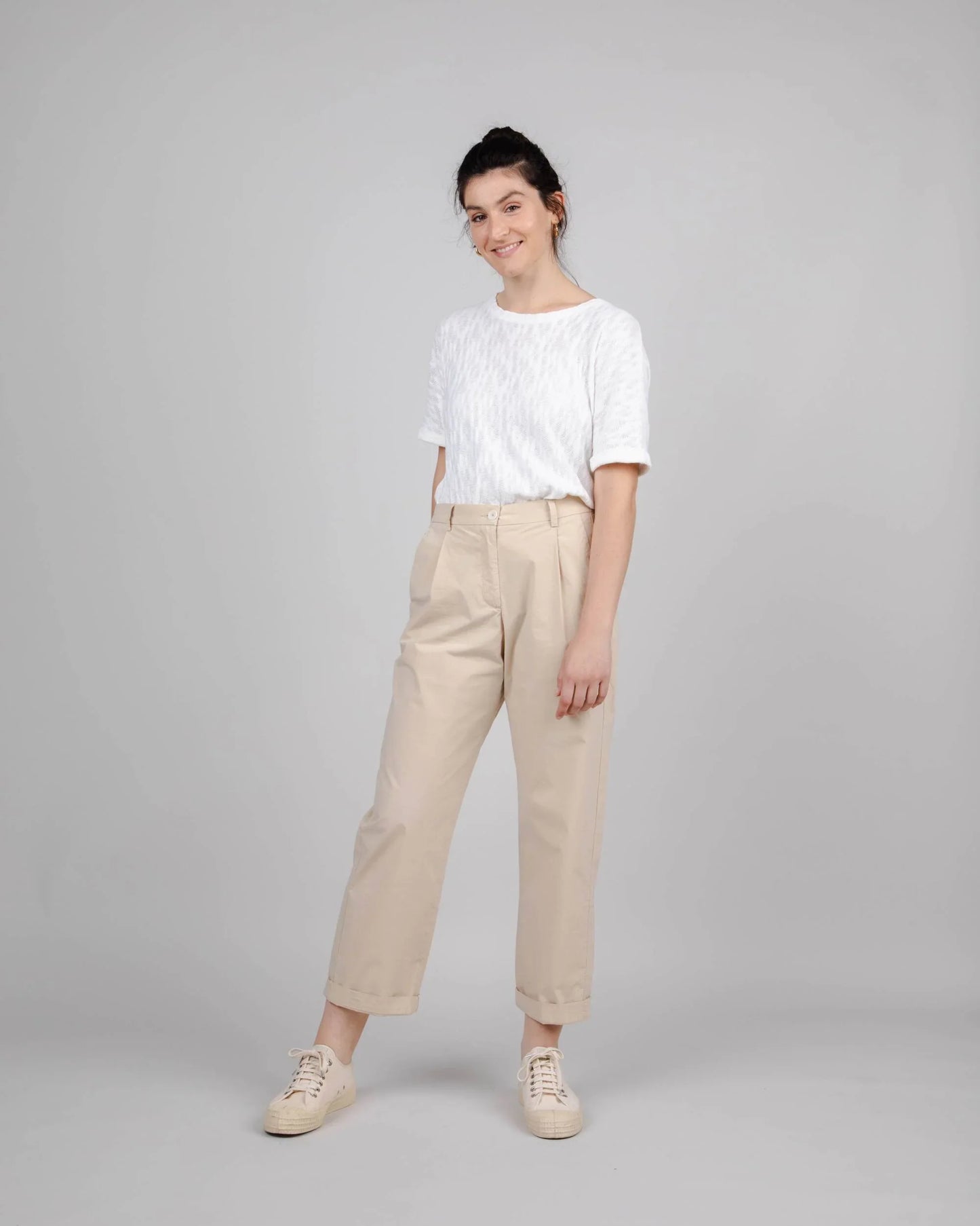 Chino à pinces en coton bio | Beige "elastic pleated chino sand"