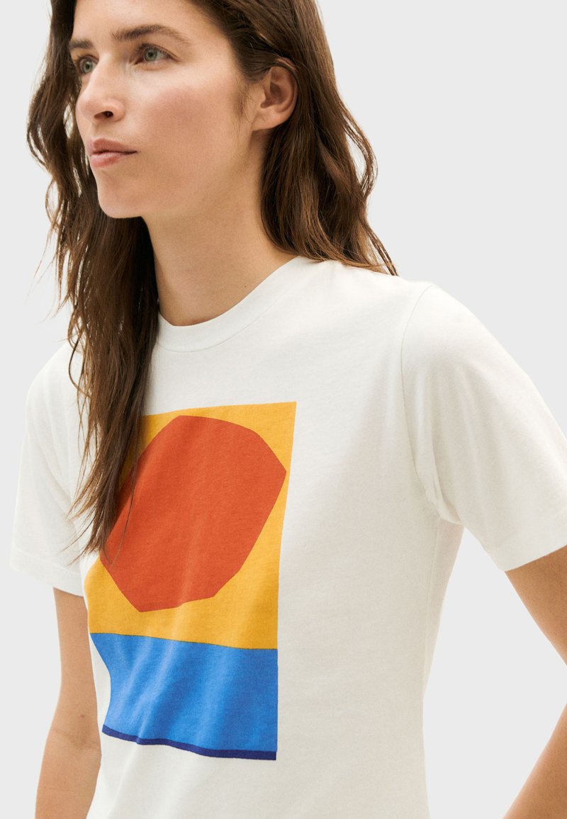 T-shirt imprimé abstrait en coton bio | blanc "atardecer t-shirt snow white"