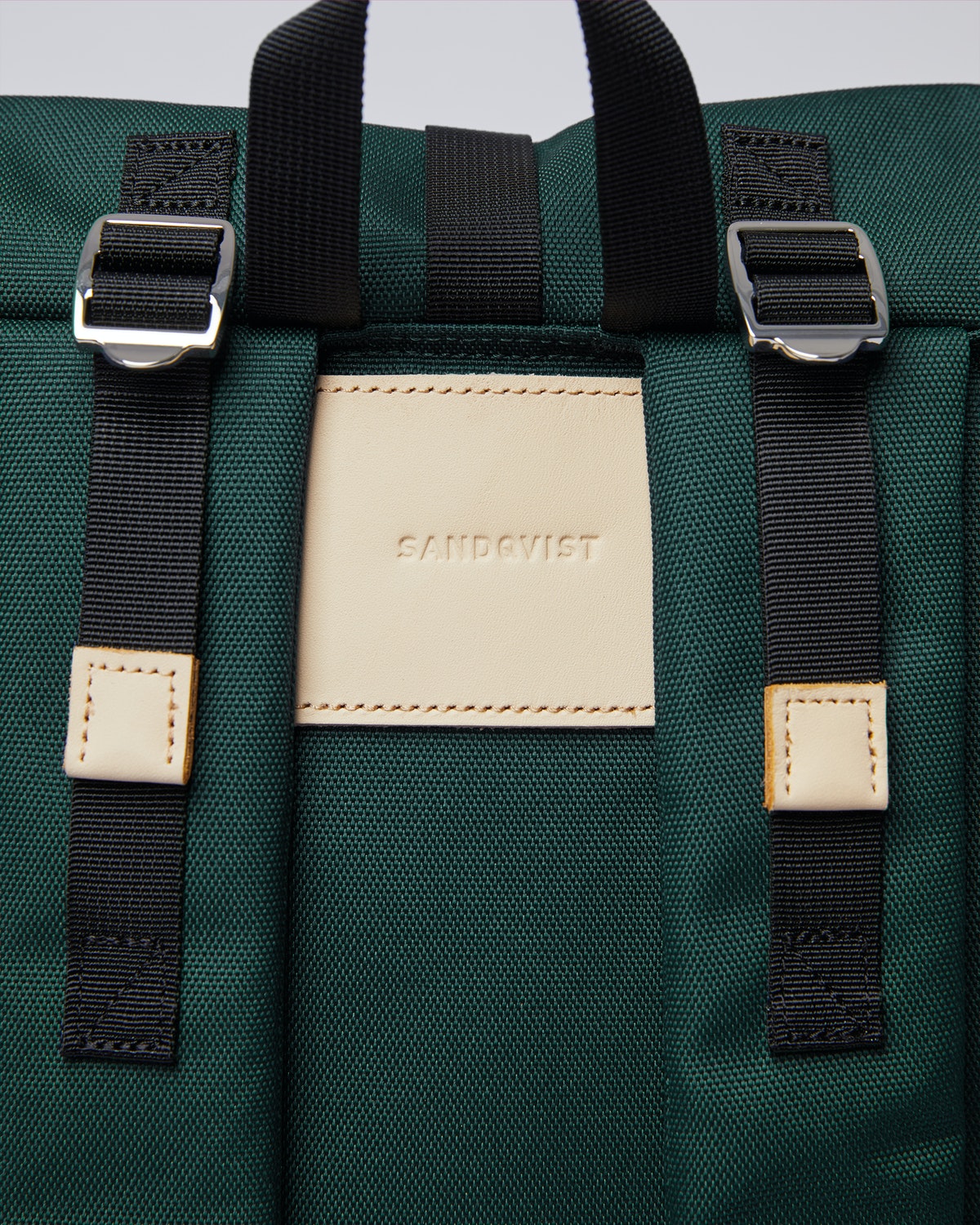 Sac à dos rolltop en matière recyclée | Vert "Bernt dark green with natural leather"