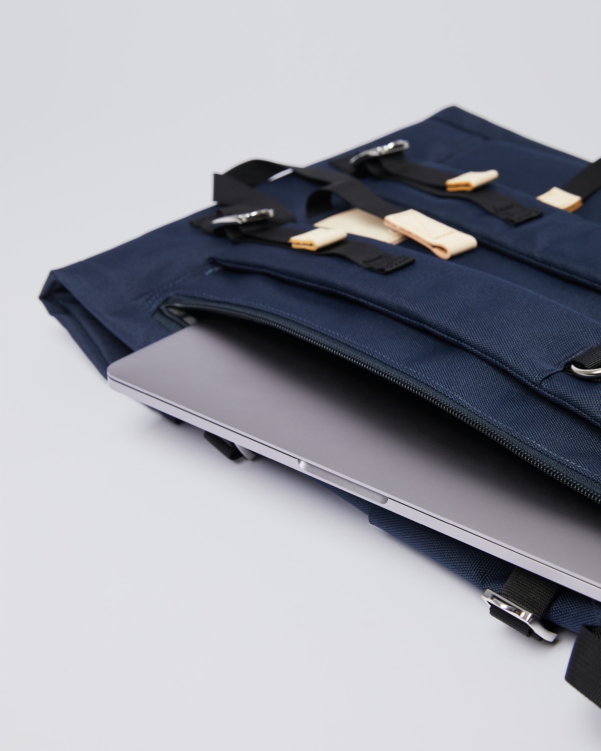 Sac à dos rolltop en matière recyclée | Marine "bernt navy with natural leather"
