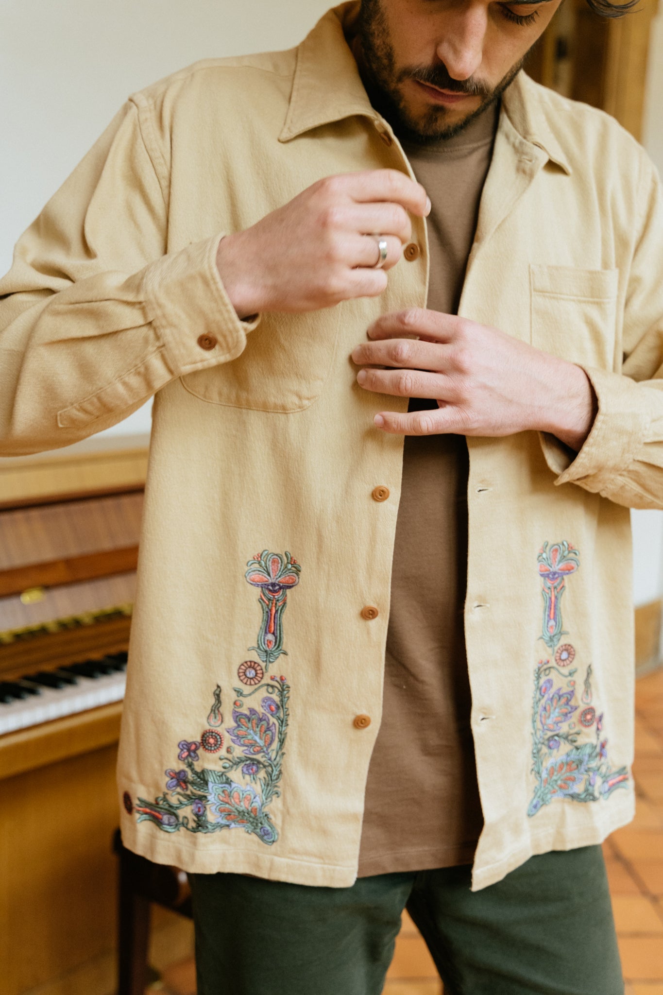 Chemise épaisse écru brodée en crêpe de coton bio - vincent floral cream