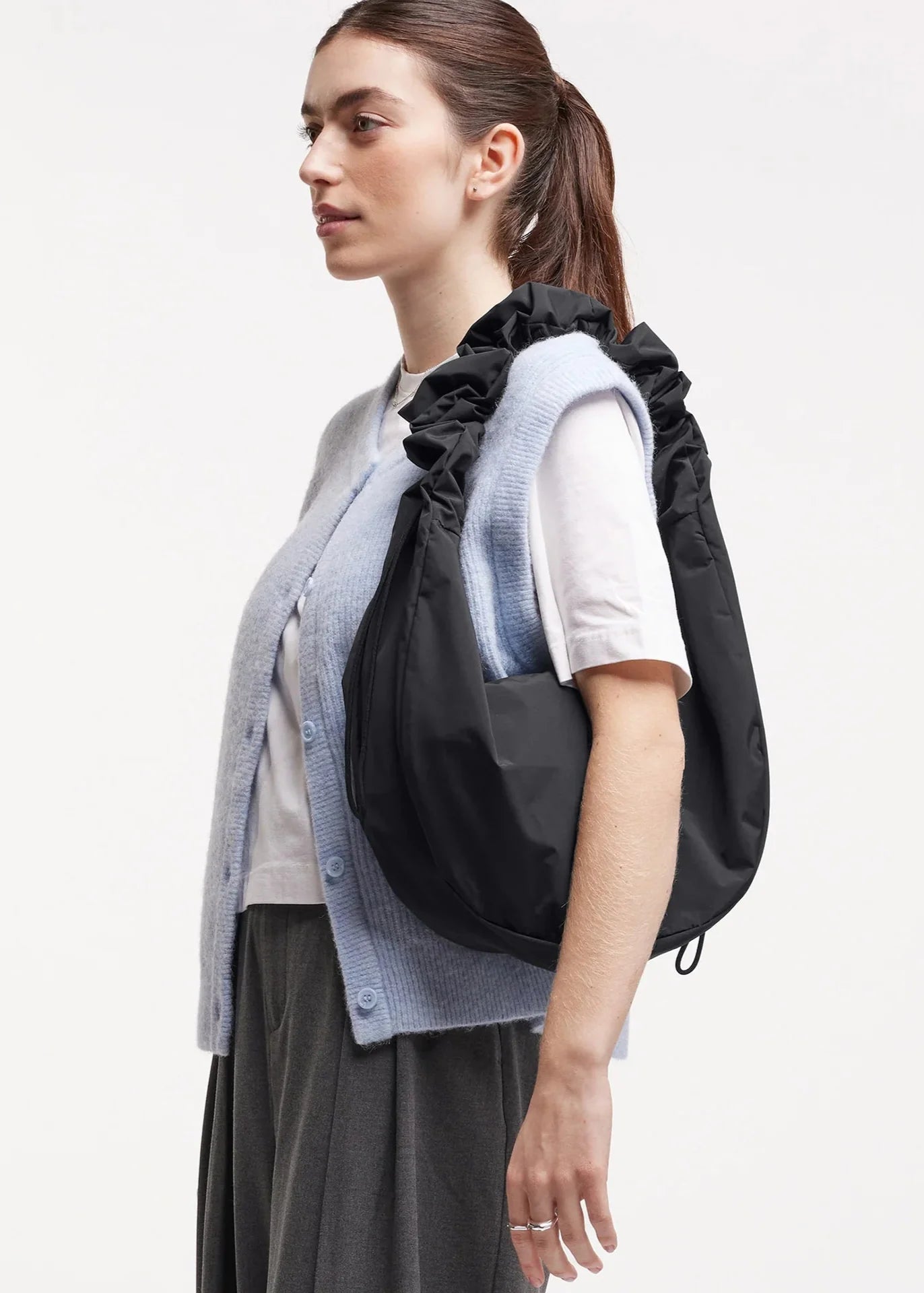 Sac bandoulière en matière recyclée | noir "MOON BAG RUFFLE black"