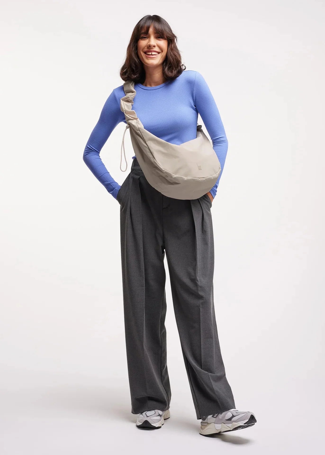 Sac bandoulière en matière recyclée | gris clair "MOON BAG RUFFLE soft shell gris"