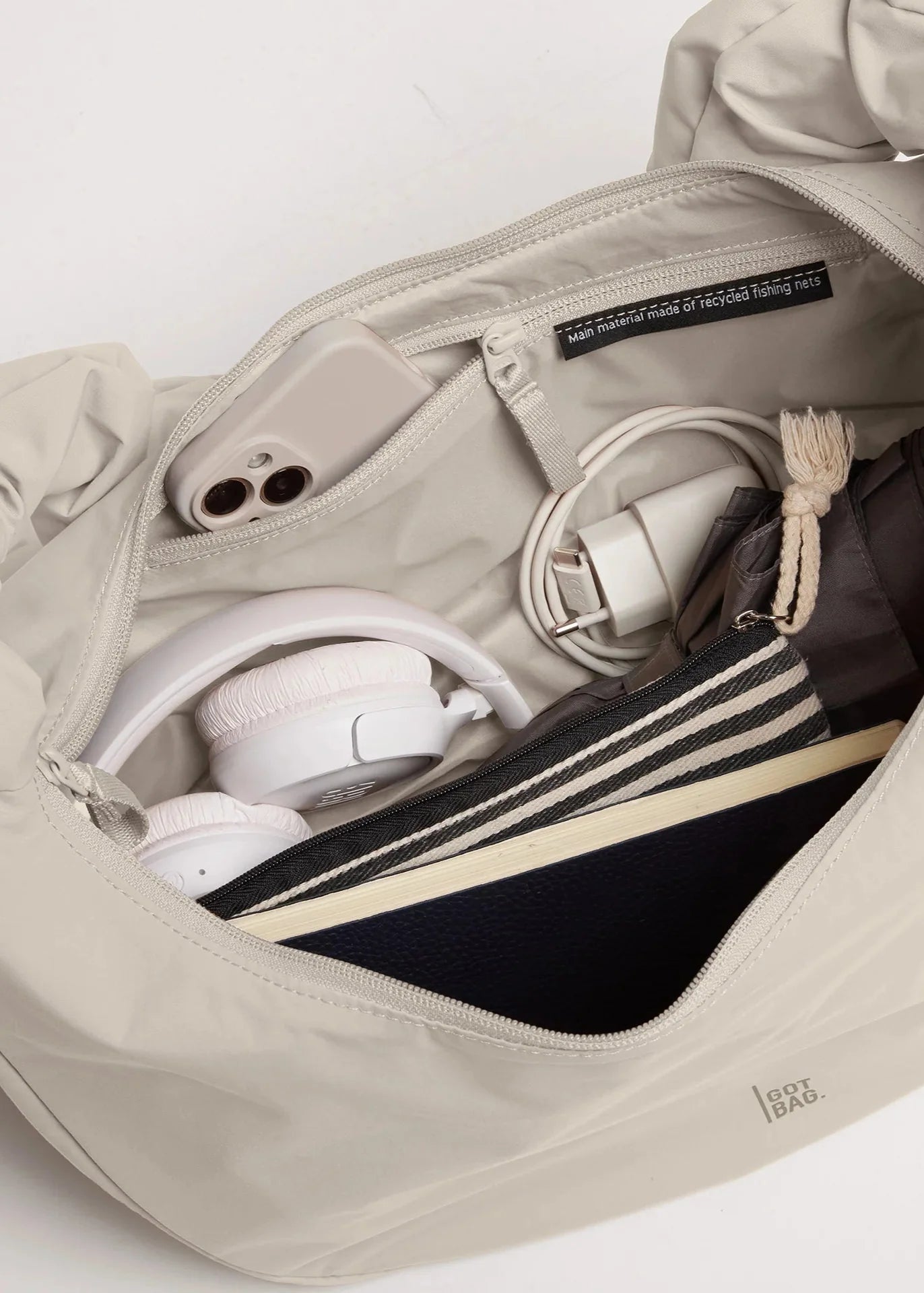 Sac bandoulière en matière recyclée | gris clair "MOON BAG RUFFLE soft shell gris"