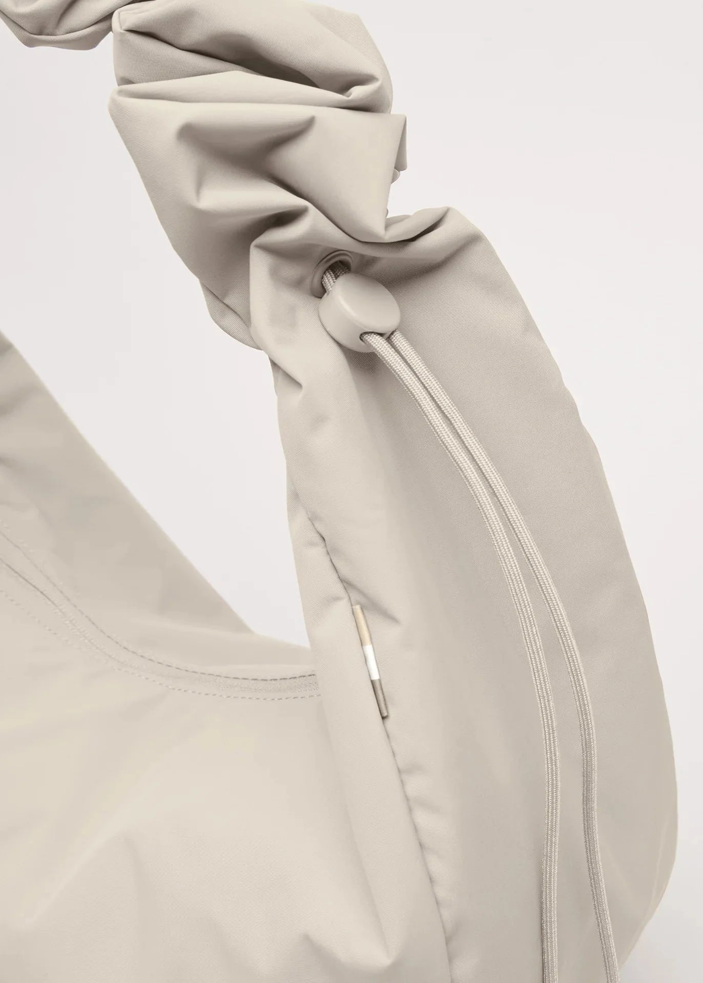 Sac bandoulière en matière recyclée | gris clair "MOON BAG RUFFLE soft shell gris"