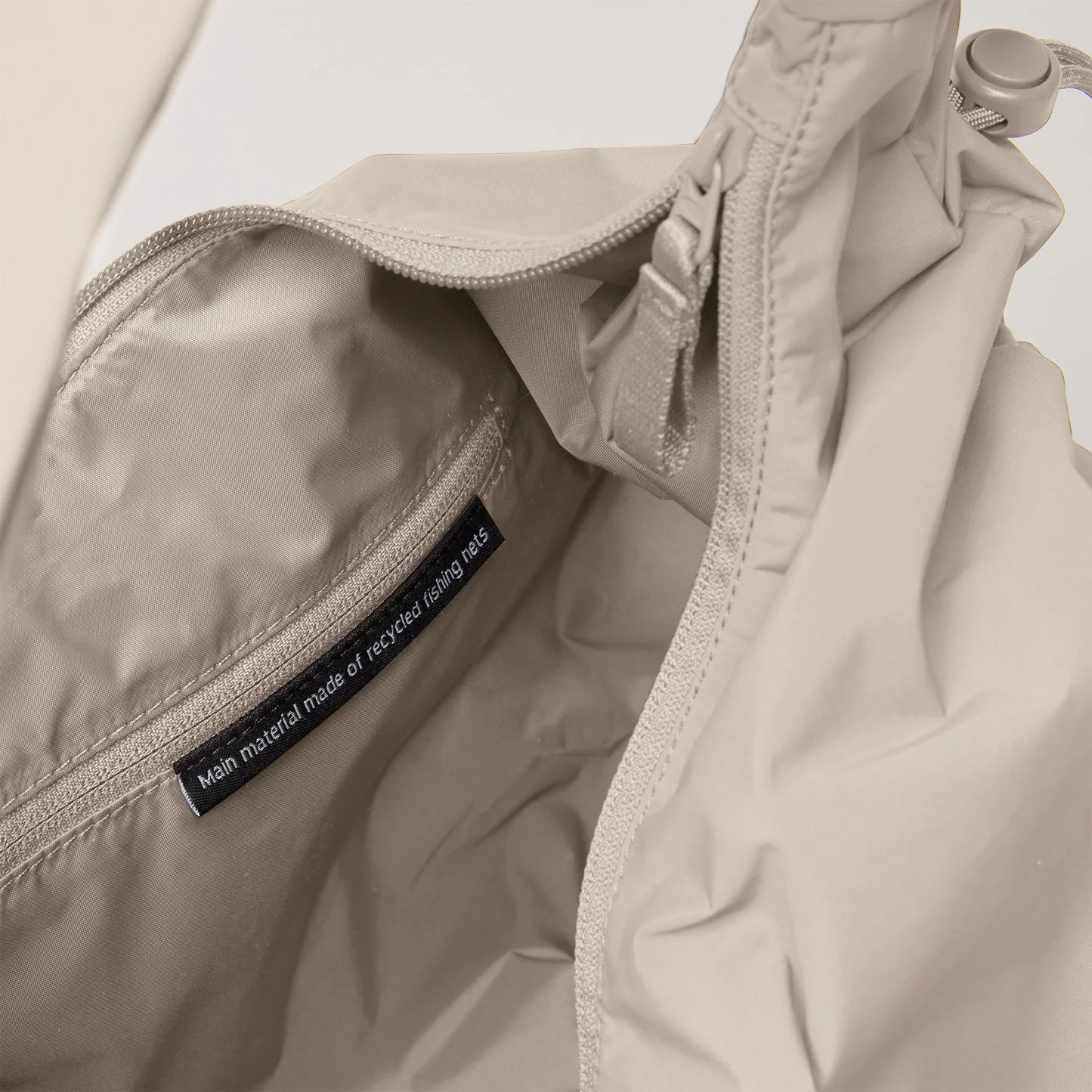 Sac bandoulière en matière recyclée | gris clair "MELLOW BAG soft shell"