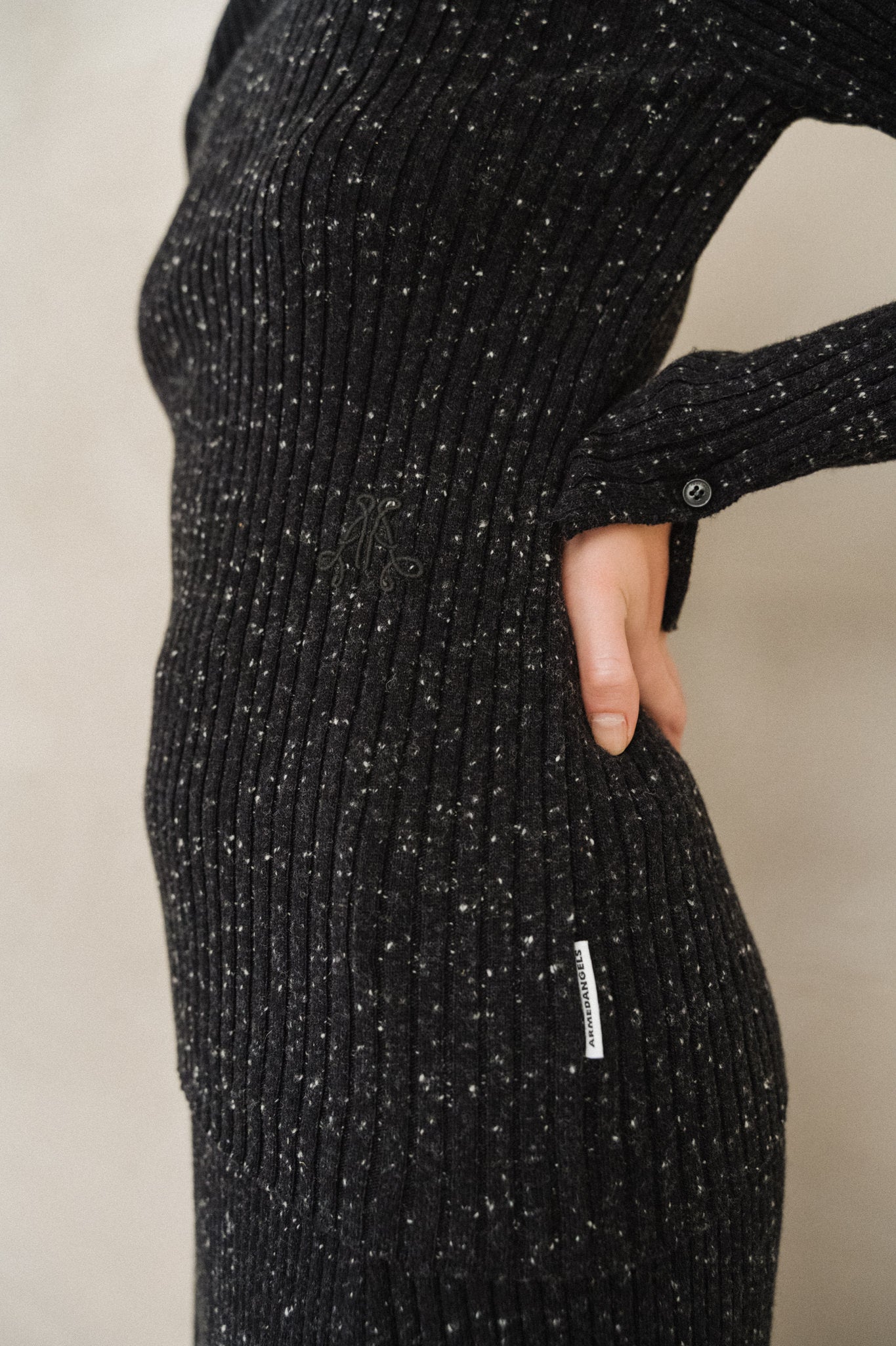Pull côtelé en coton bio et laine | noir "alaania tweed - black-oatmilk"