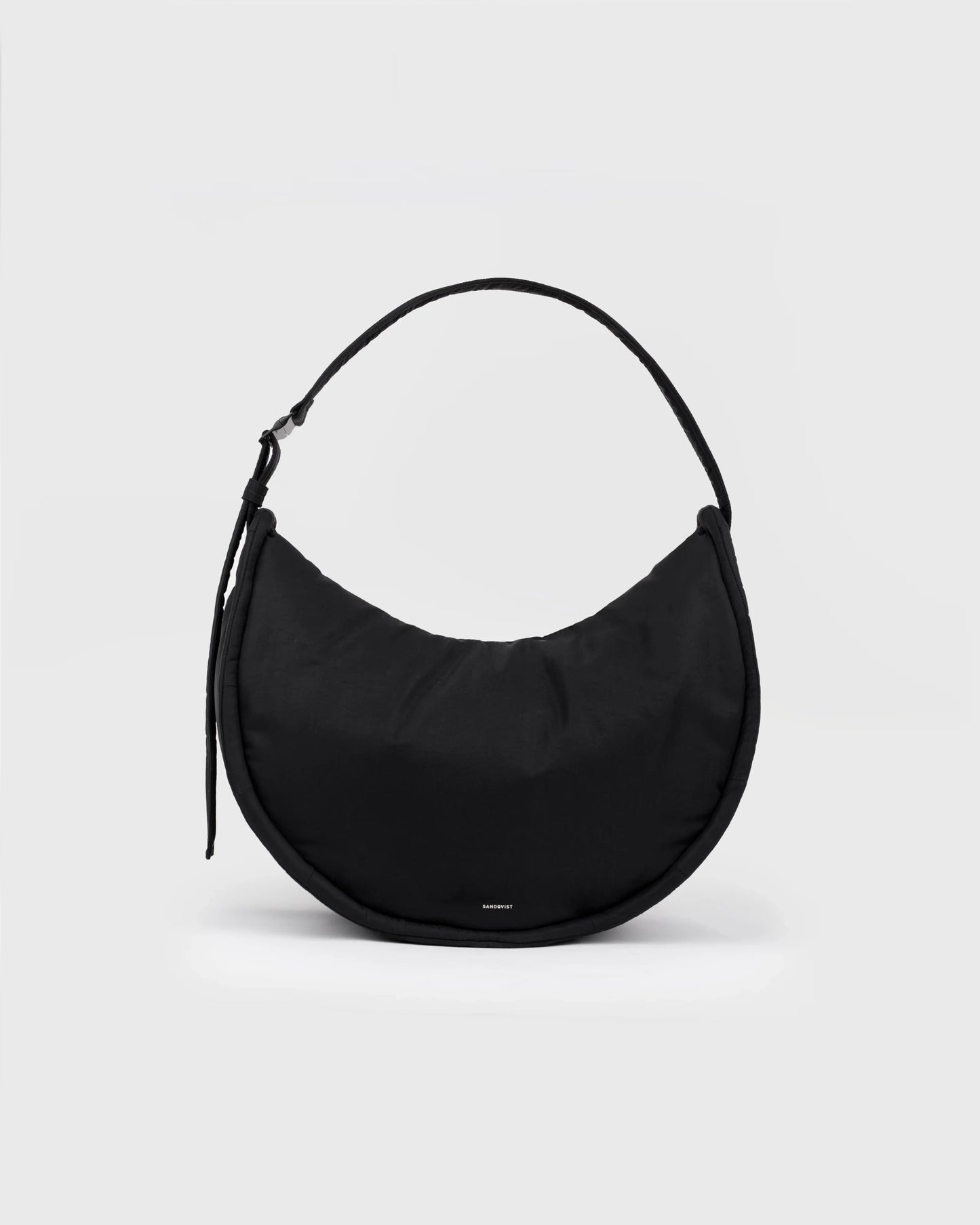 Sac bandoulière en matière recyclée | noir "curve half moon bag - black"
