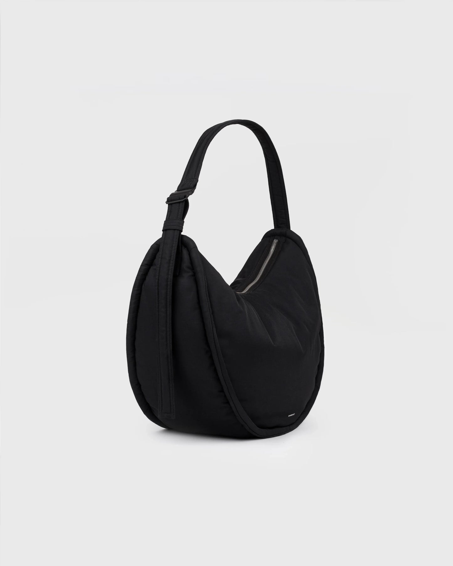 Sac bandoulière en matière recyclée | noir "curve half moon bag - black"
