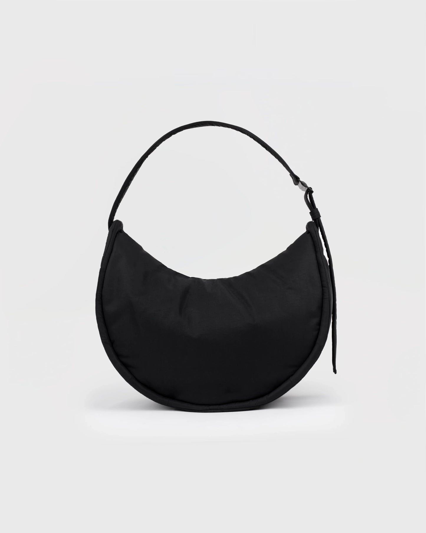 Sac bandoulière en matière recyclée | noir "curve half moon bag - black"