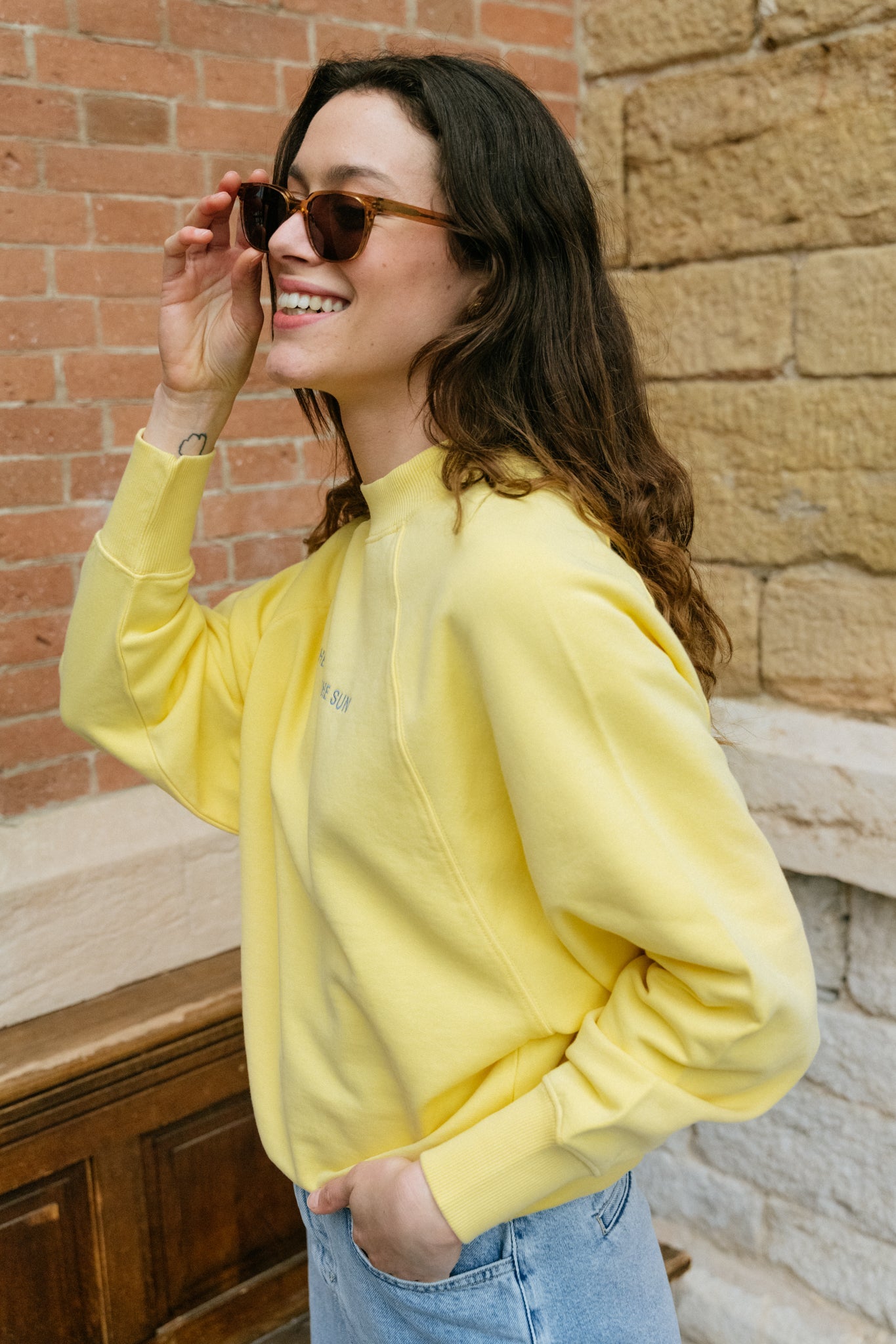 Sweat brodé en coton bio | Jaune "here comes the sun lemon sweat"