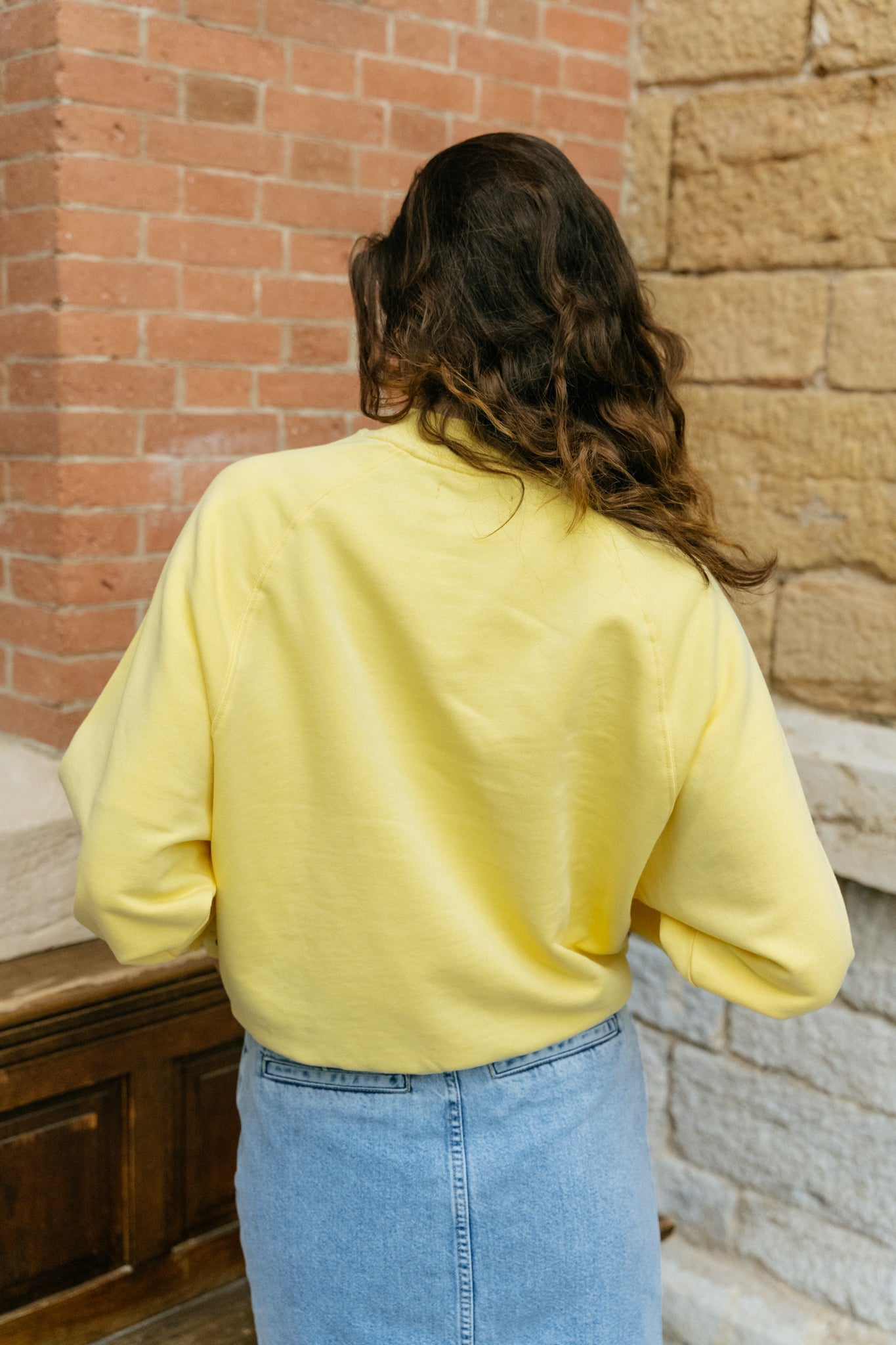 Sweat brodé en coton bio | Jaune "here comes the sun lemon sweat"