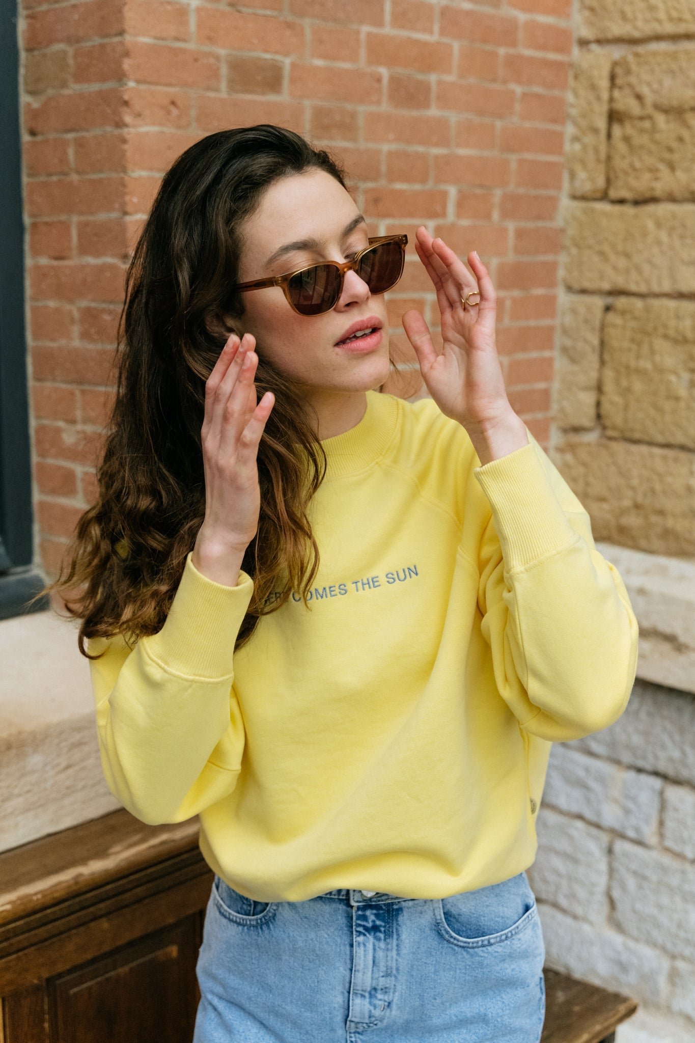 Sweat brodé en coton bio | Jaune "here comes the sun lemon sweat"