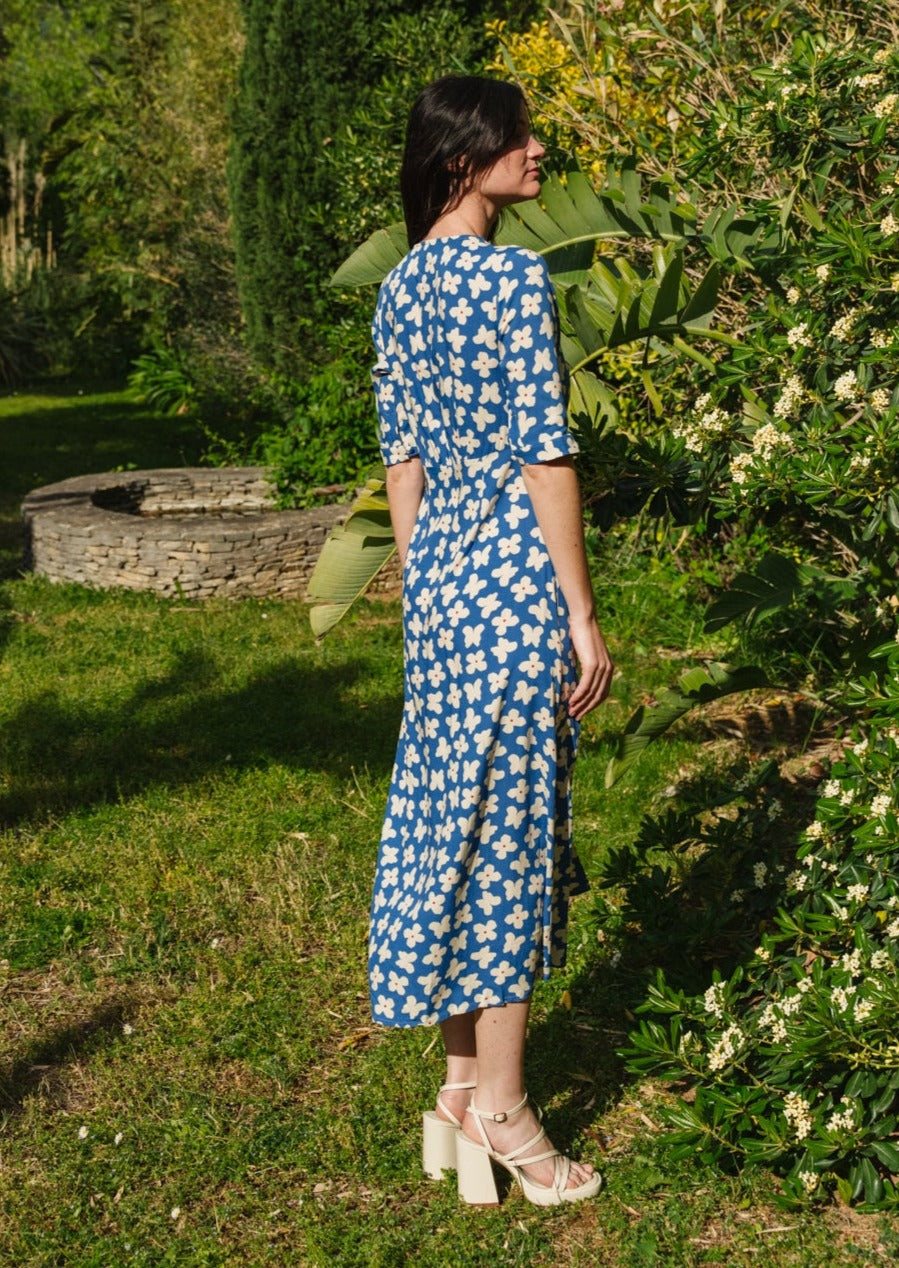 Robe midi à motifs en ecovero | bleu 'small butterfly camelia dress'