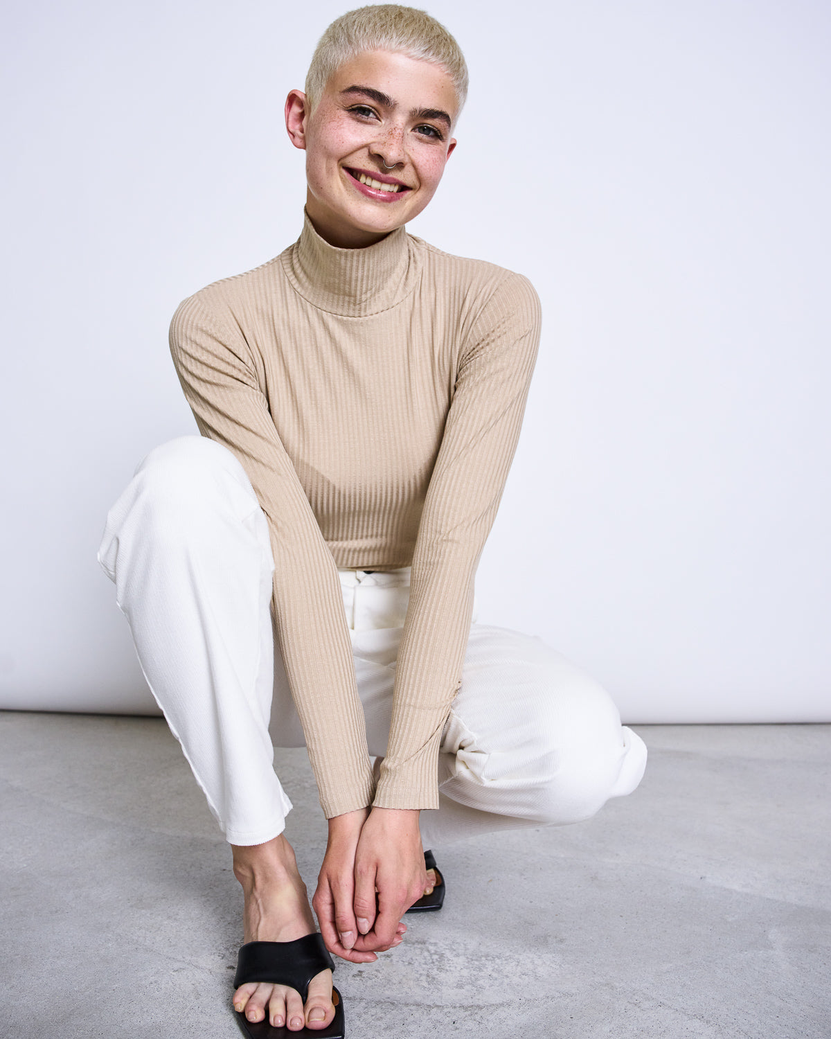 Top manches longues côtelé col haut beige en tencel - mio almond