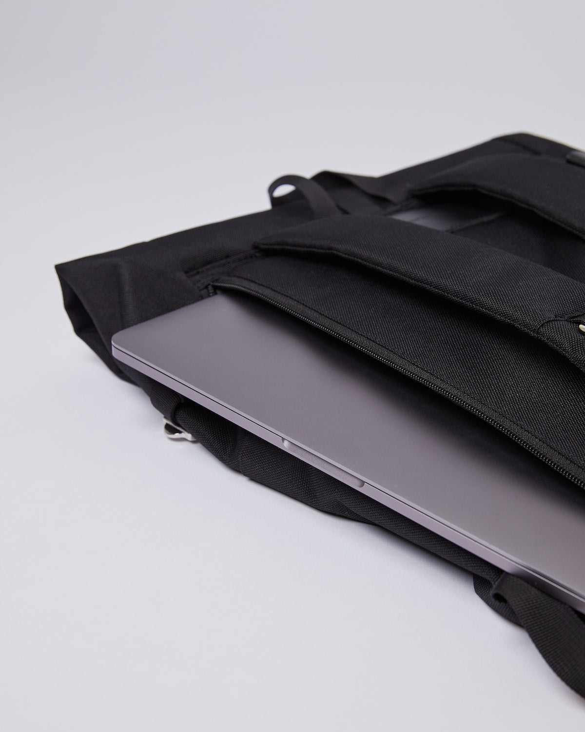 Sac à dos rolltop en matière recyclée | noir "Ilon black"