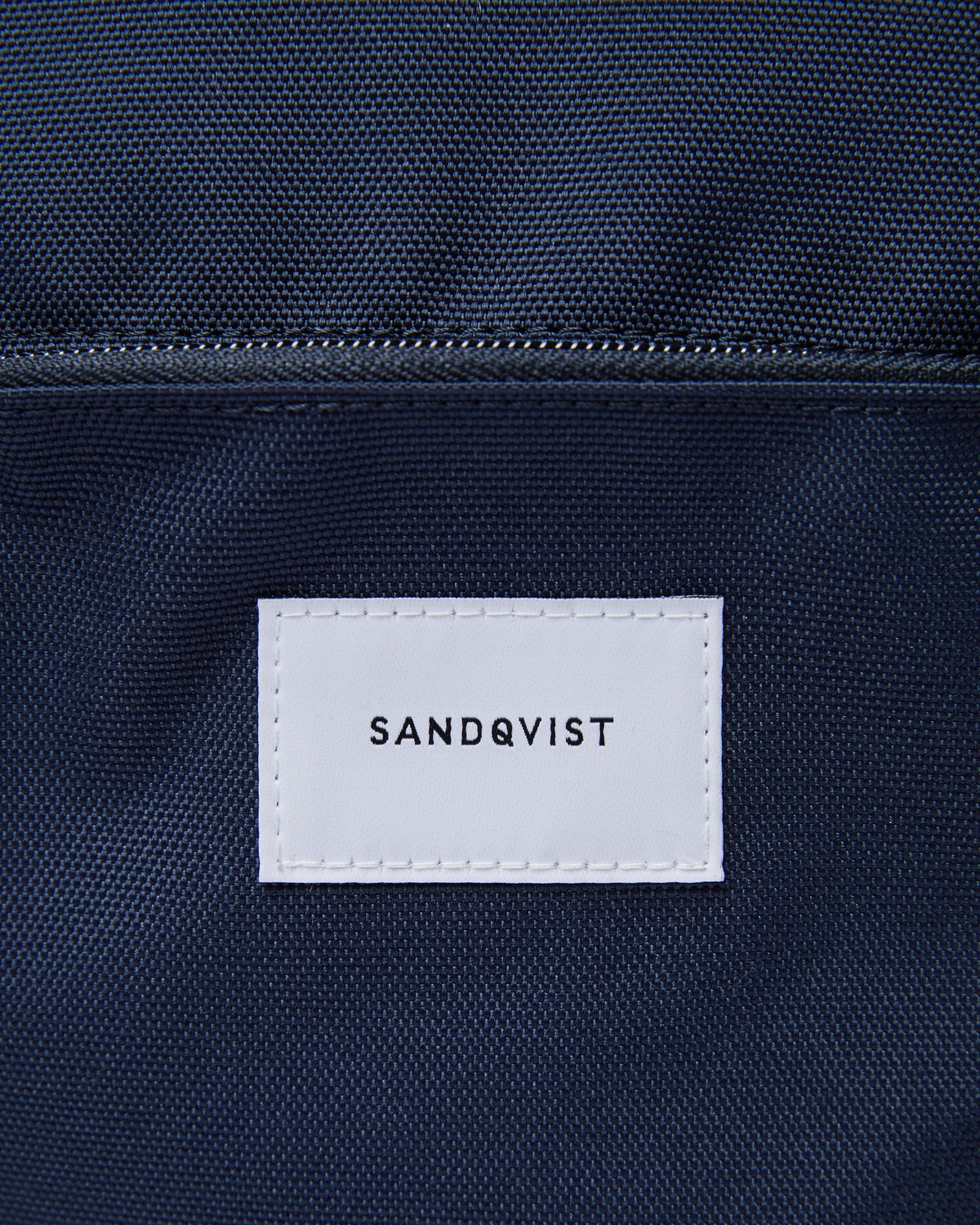 Sac à dos rolltop en matière recyclée | marine "Ilon navy with natural leather"