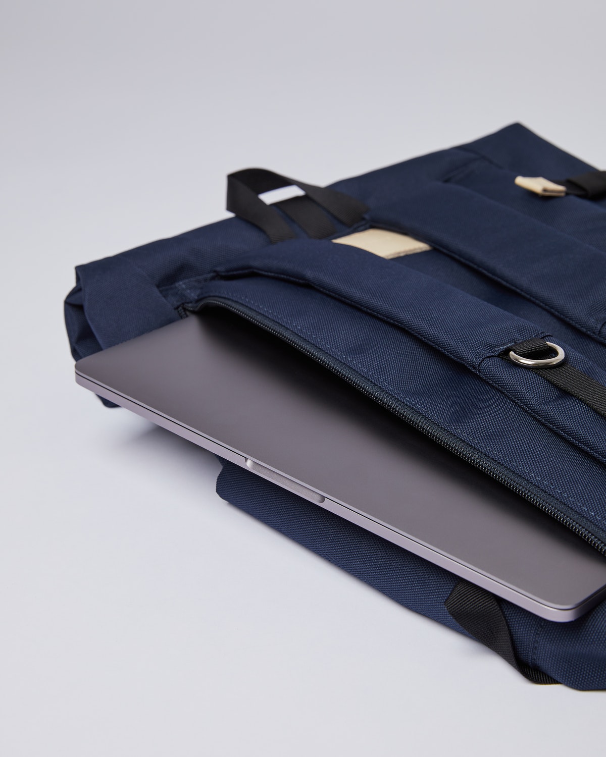 Sac à dos rolltop en matière recyclée | marine "Ilon navy with natural leather"