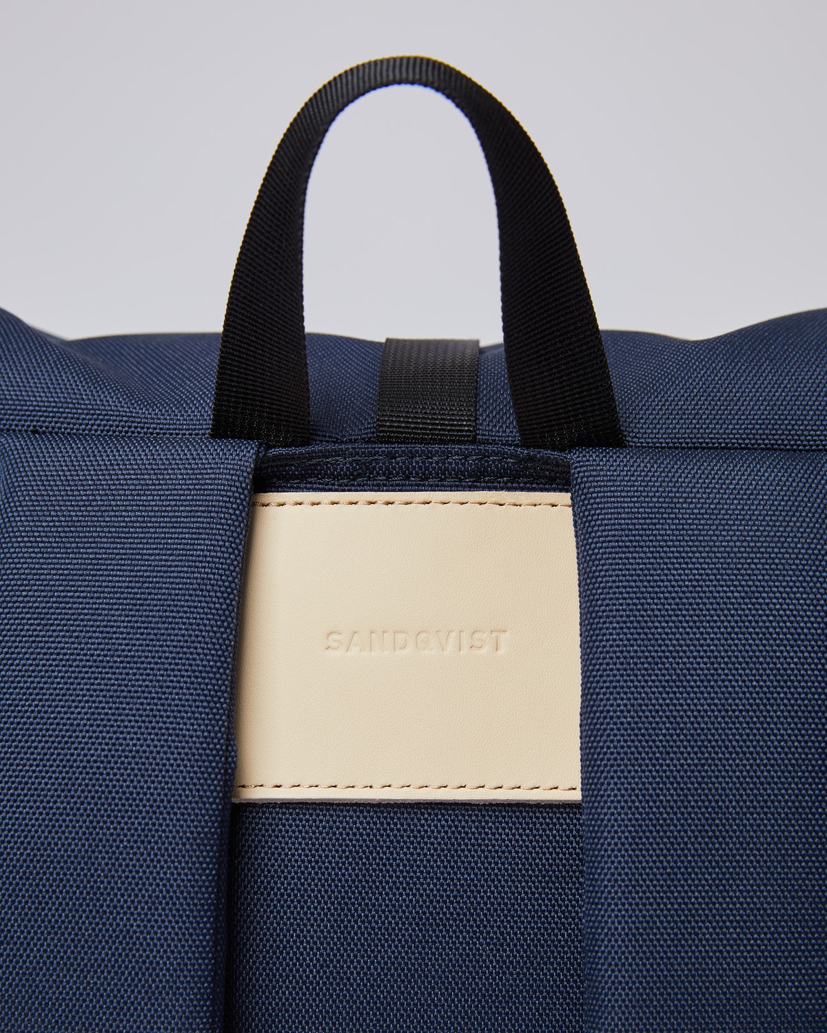 Sac à dos rolltop en matière recyclée | marine "Ilon navy with natural leather"