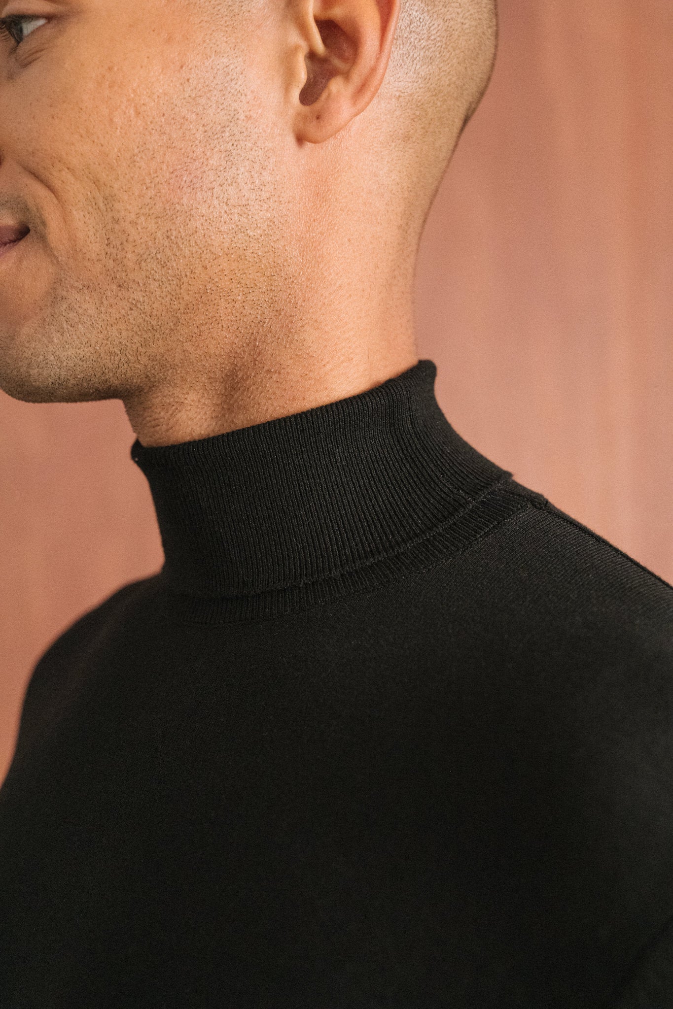 Pull col roulé en coton bio | noir