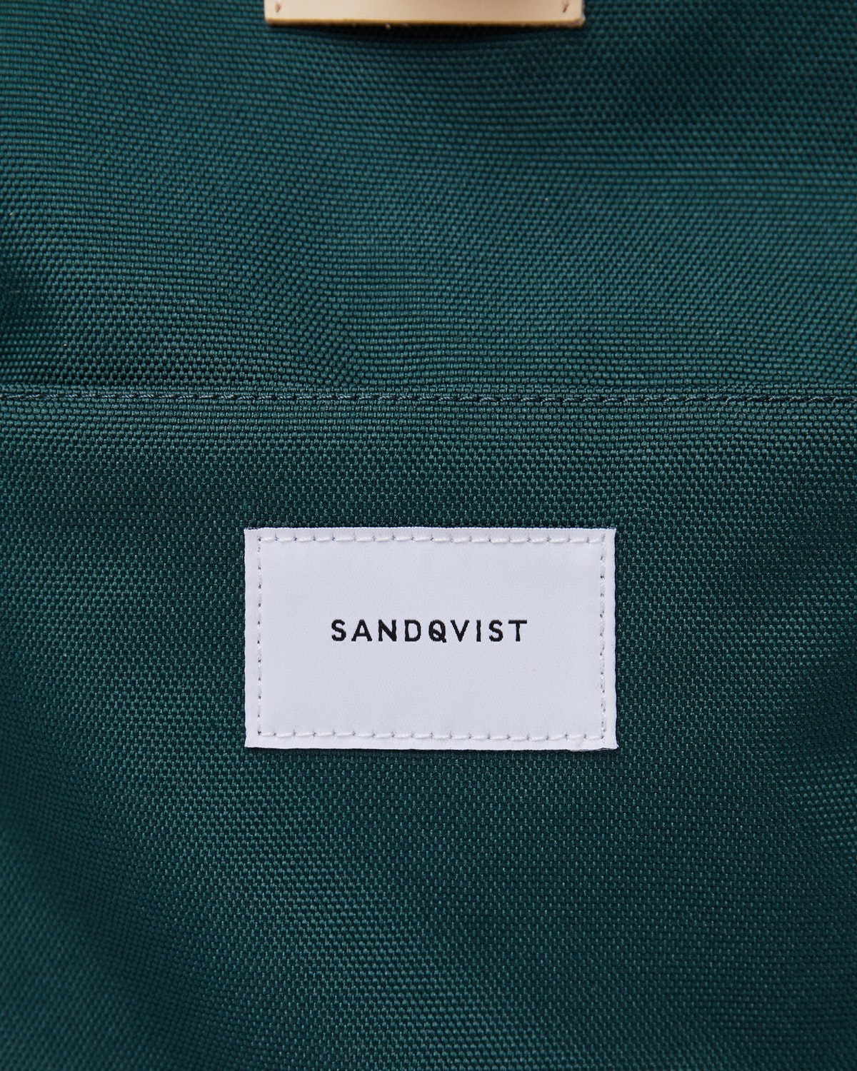 Sac à dos rolltop en matière recyclée | vert "Ilon dark green with natural leather"