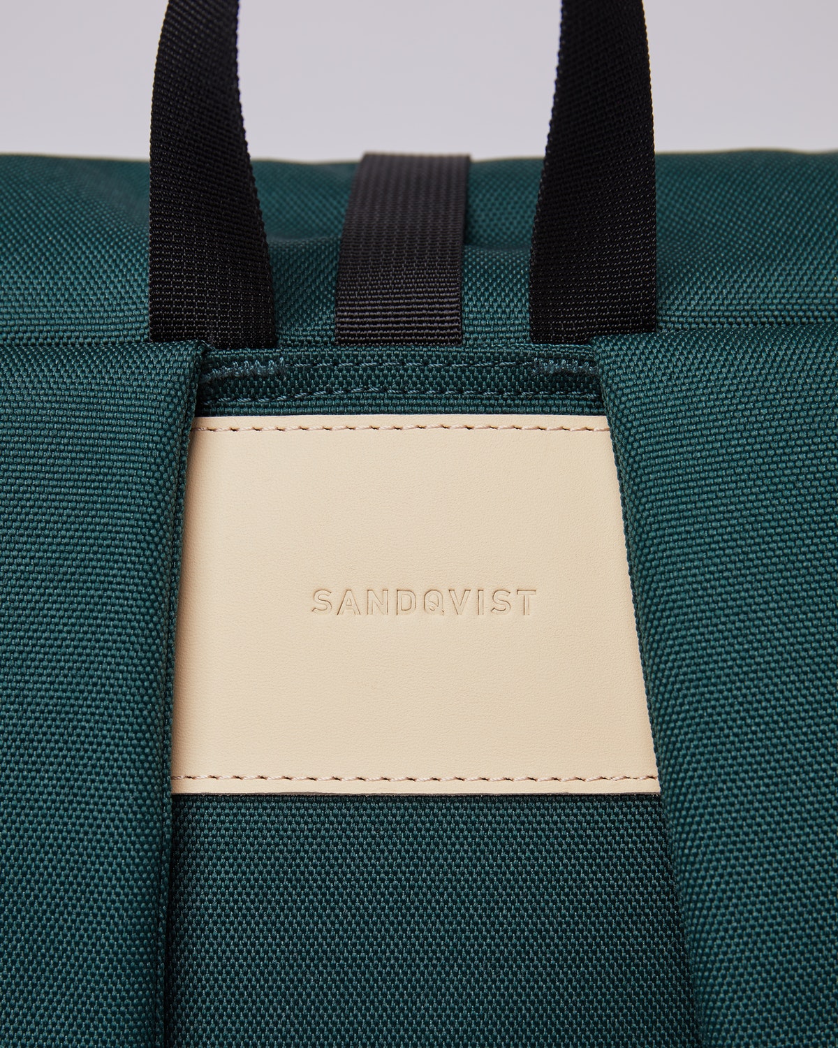 Sac à dos rolltop en matière recyclée | vert "Ilon dark green with natural leather"