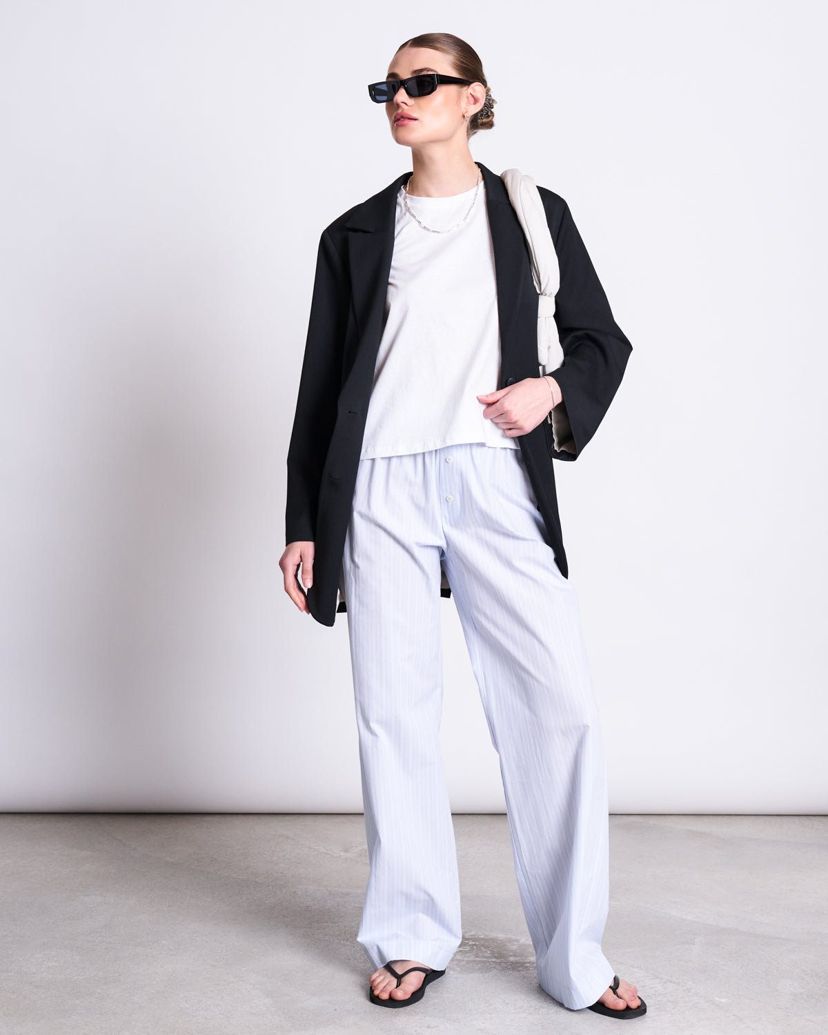 Pantalon ample en coton bio | bleu clair rayé "soby - blue/white striped"