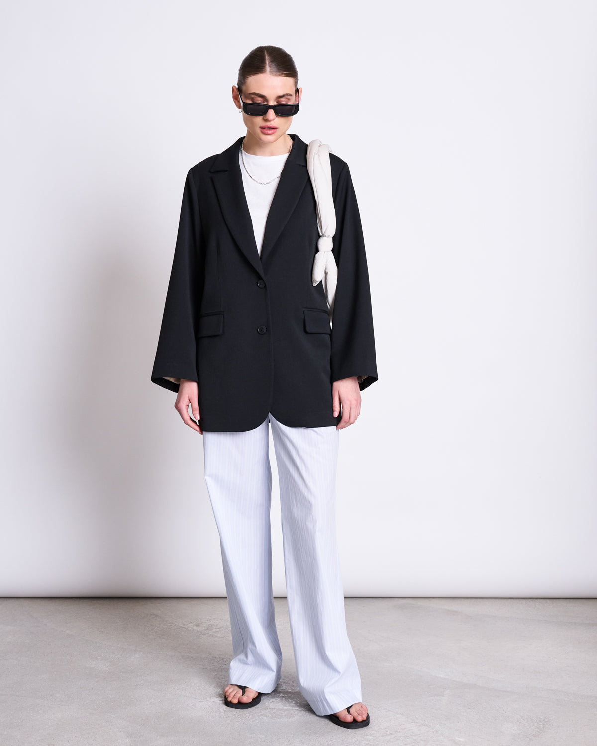 Pantalon ample en coton bio | bleu clair rayé "soby - blue/white striped"