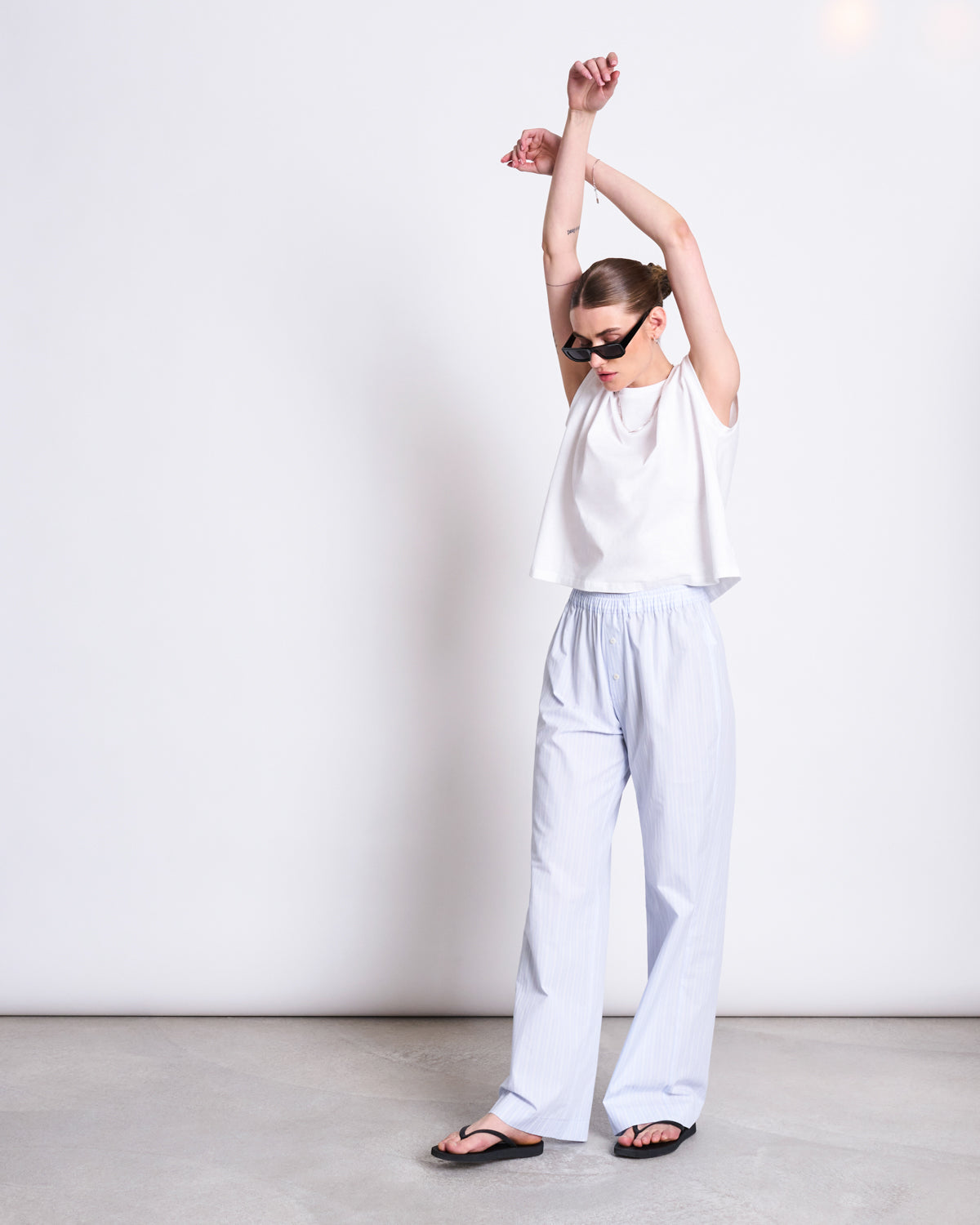 Pantalon ample en coton bio | bleu clair rayé "soby - blue/white striped"