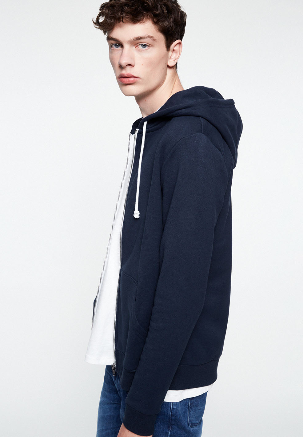 Sweat à capuche zippé marine en coton bio et polyester recyclé - joaa