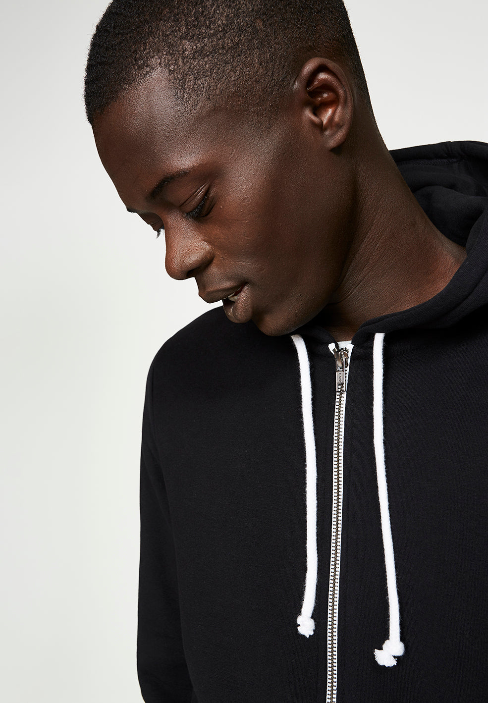 Sweat à capuche zippé noir en coton bio et polyester recyclé - Joaa