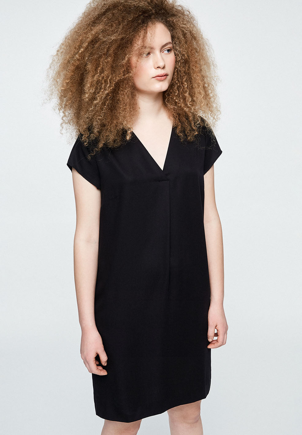 Robe col V noire en tencel - Lenkaa