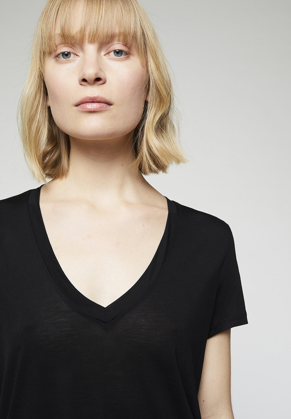 T-shirt col V noir en tencel - Juliaa