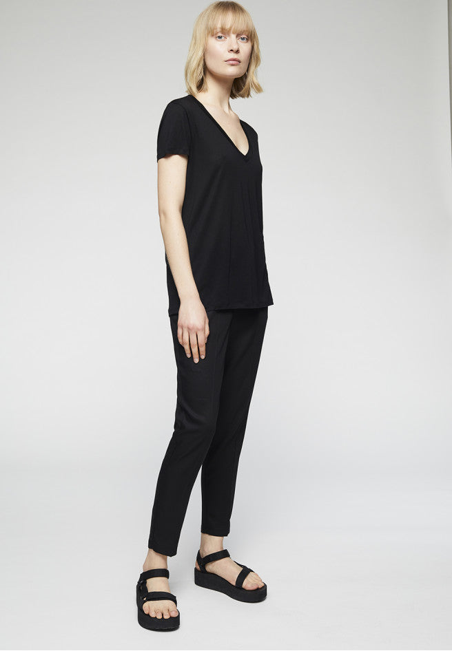 T-shirt col V noir en tencel - Juliaa