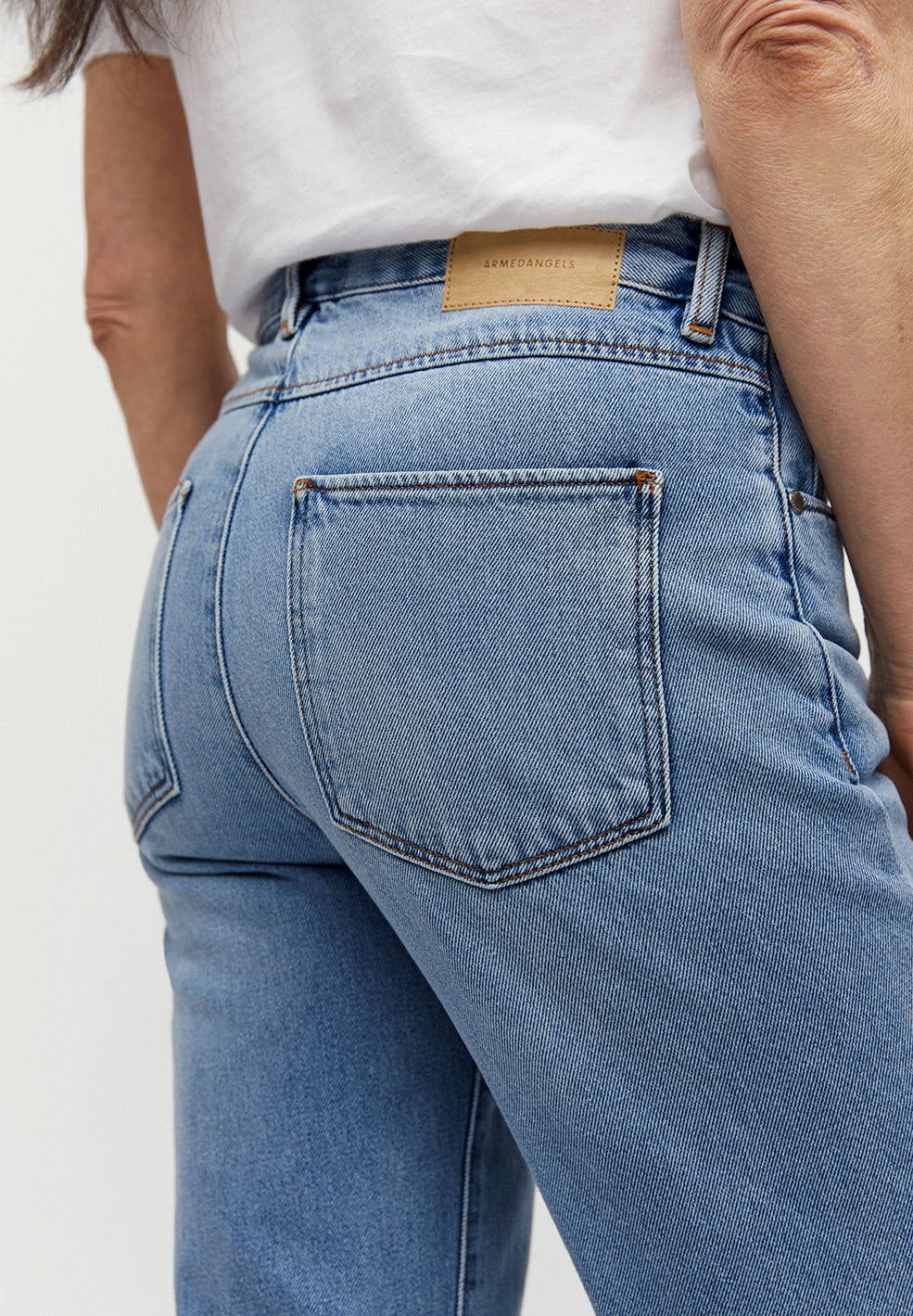 Jean droit bleu clair en coton bio -  Fjellaa cropped mid blue
