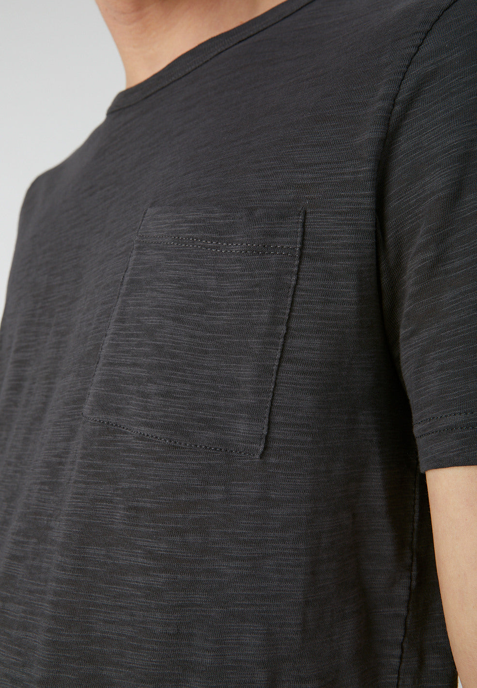 T-shirt avec poche gris chiné foncé en coton bio - Paaul pocket