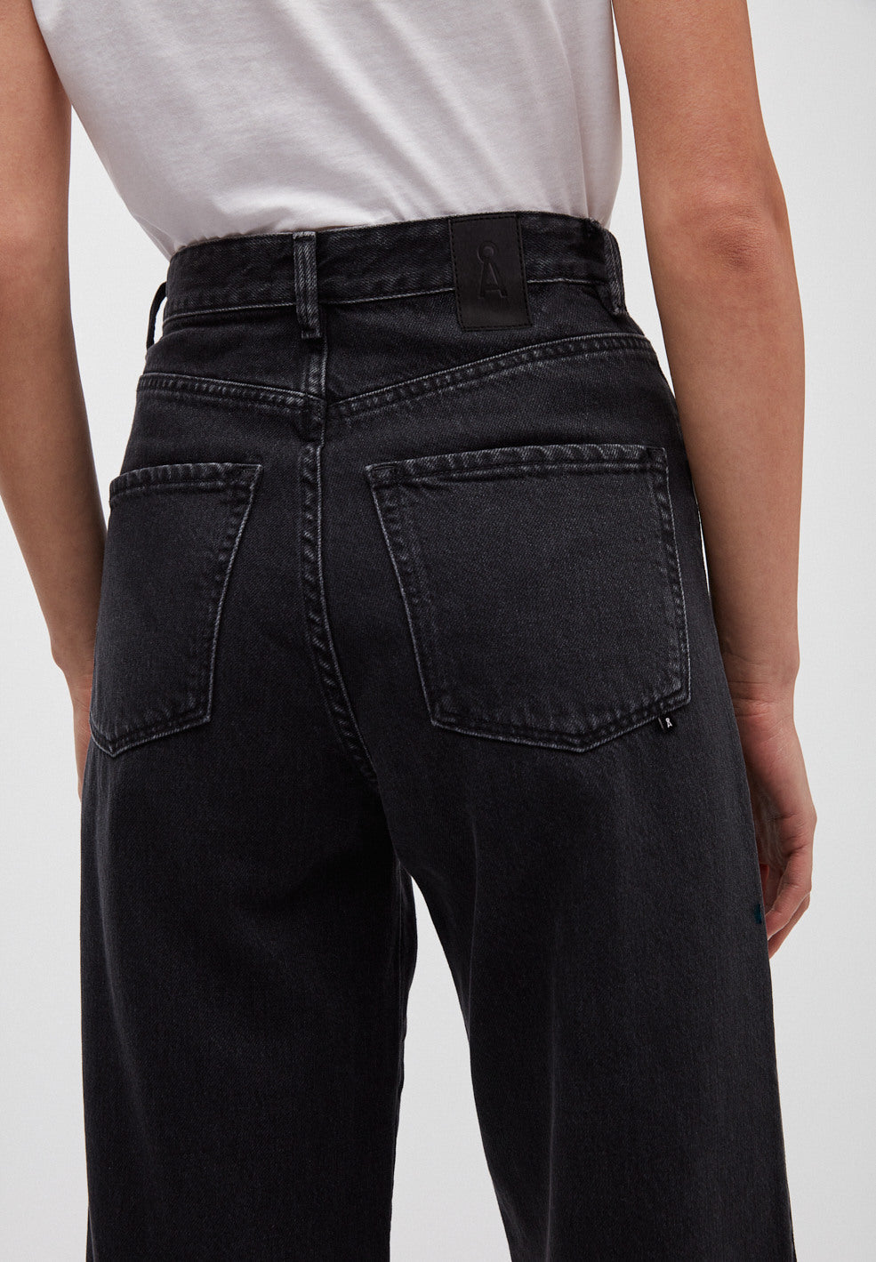 Jean ample noir en coton bio - Nessaa cropped
