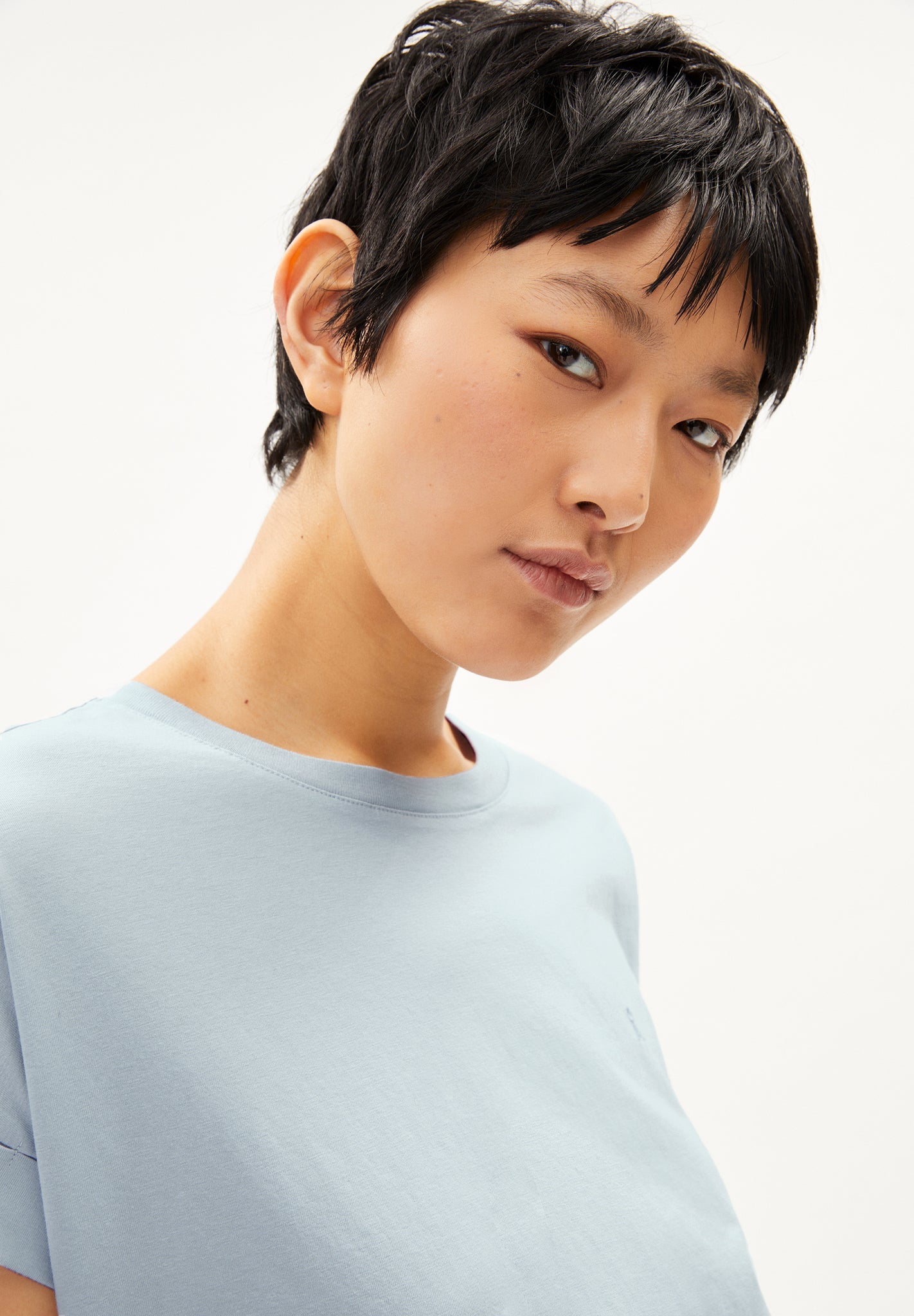 T-shirt bleu ciel en coton bio - idaara morning sky