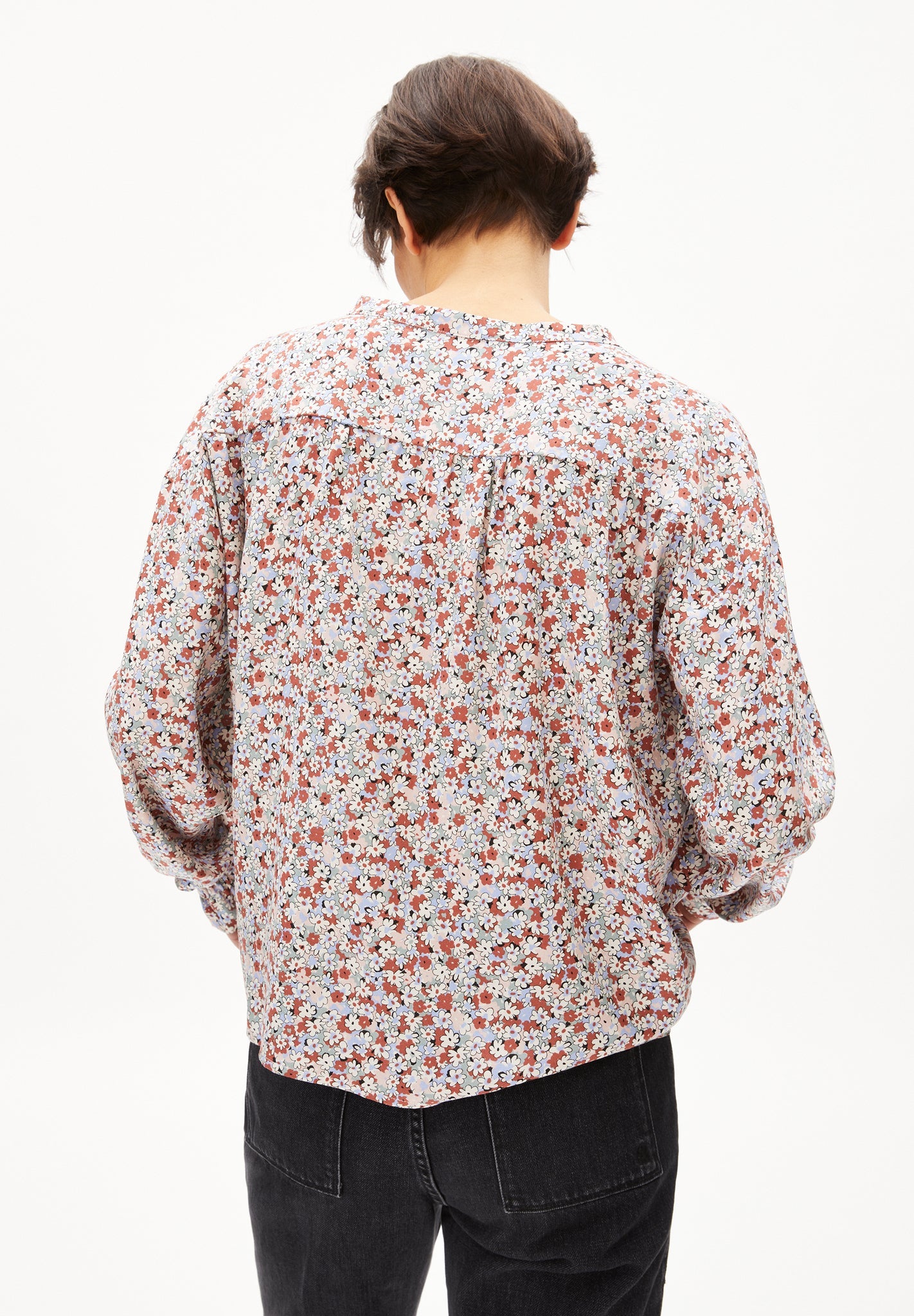 Blouse fleurie en viscose ecovero et recyclée - ilicaa boheme oatmilk