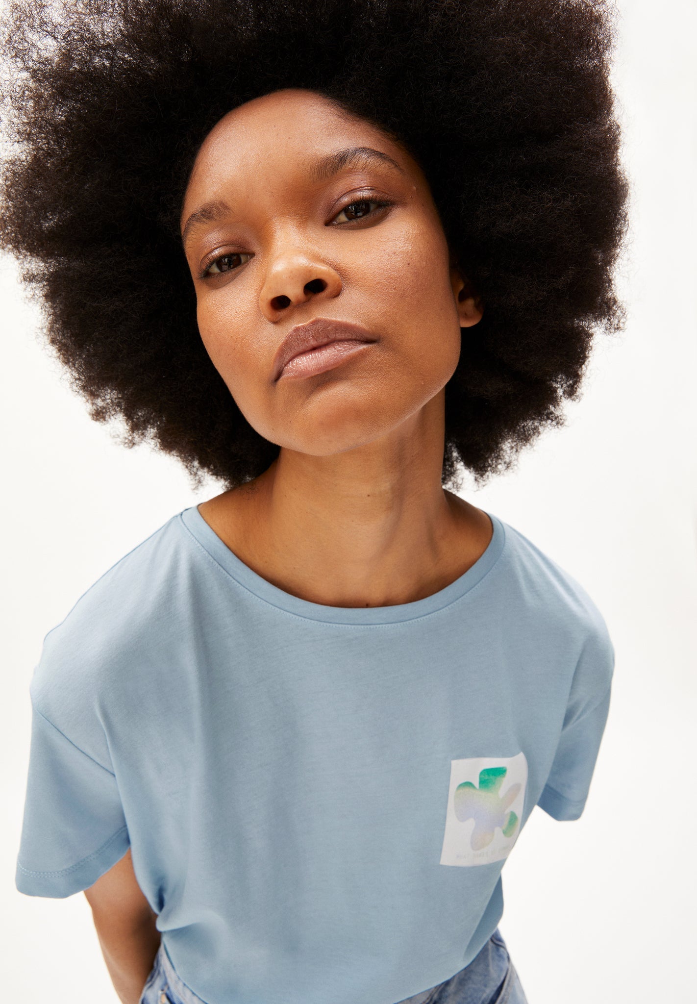 T-shirt bleu ciel en coton bio - nelaa gradient flower morning sky