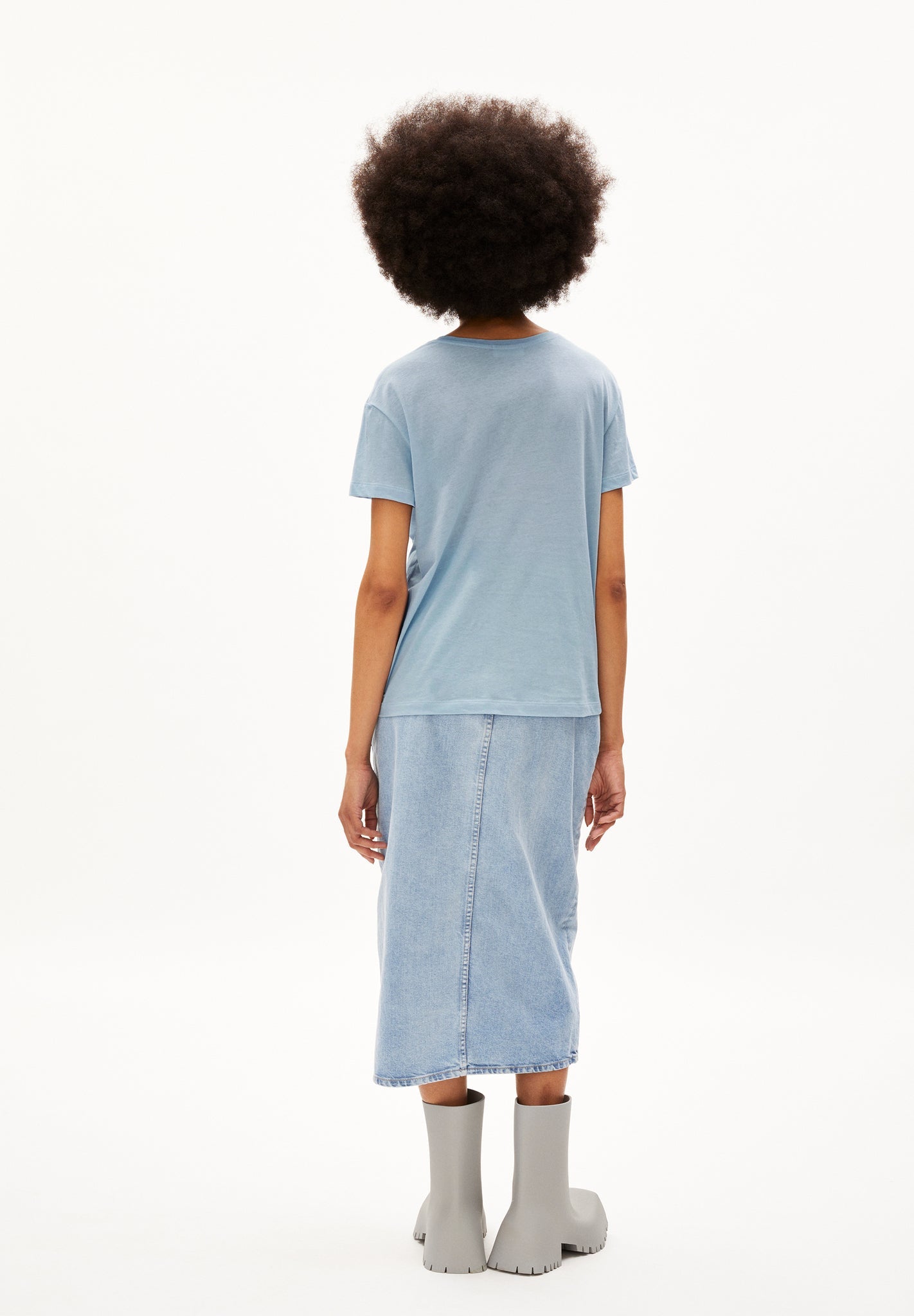 T-shirt bleu ciel en coton bio - nelaa gradient flower morning sky