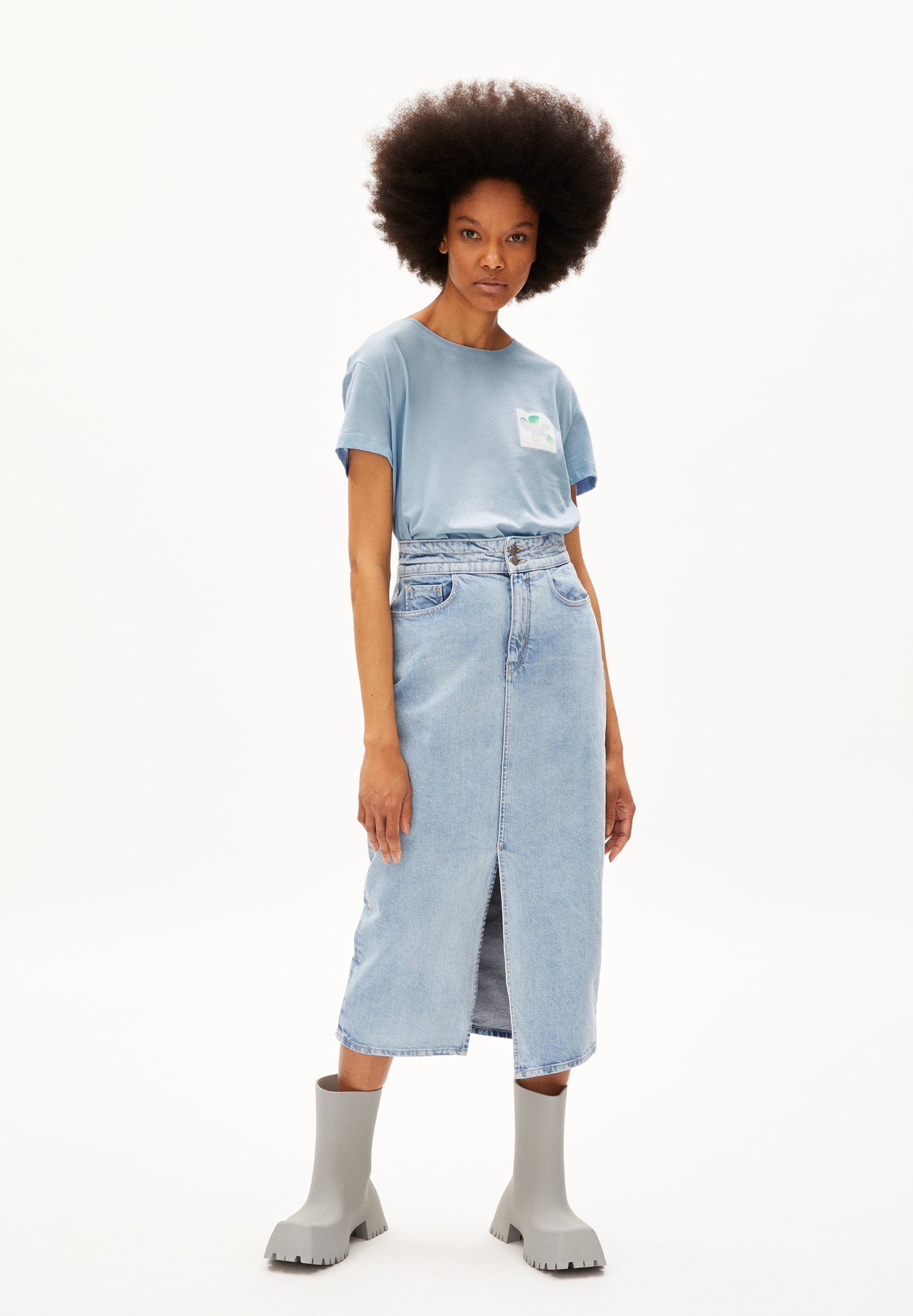 T-shirt bleu ciel en coton bio - nelaa gradient flower morning sky