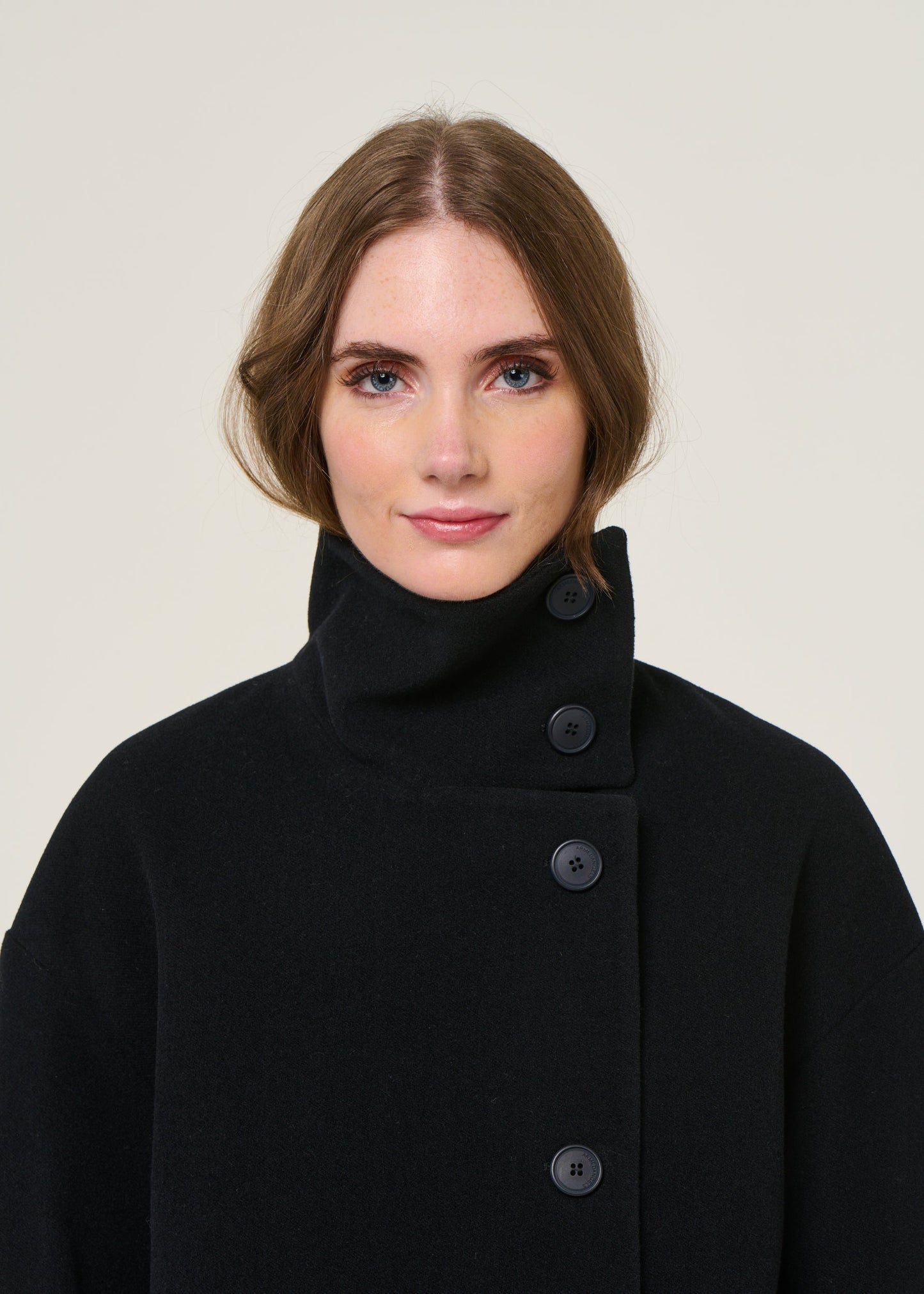 Manteau court en laine bio | noir "majelaa wool - black"