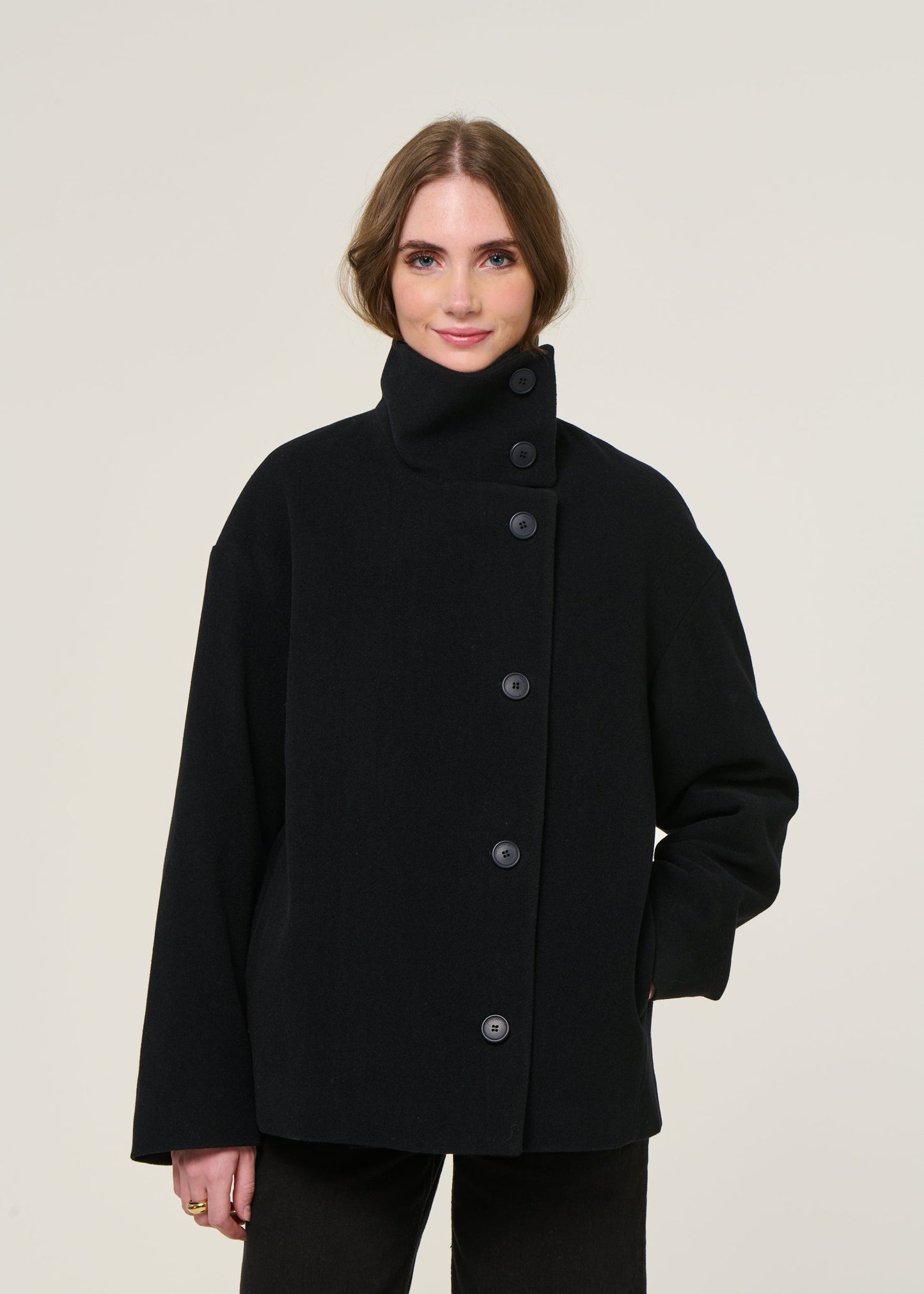 Manteau court en laine bio | noir "majelaa wool - black"