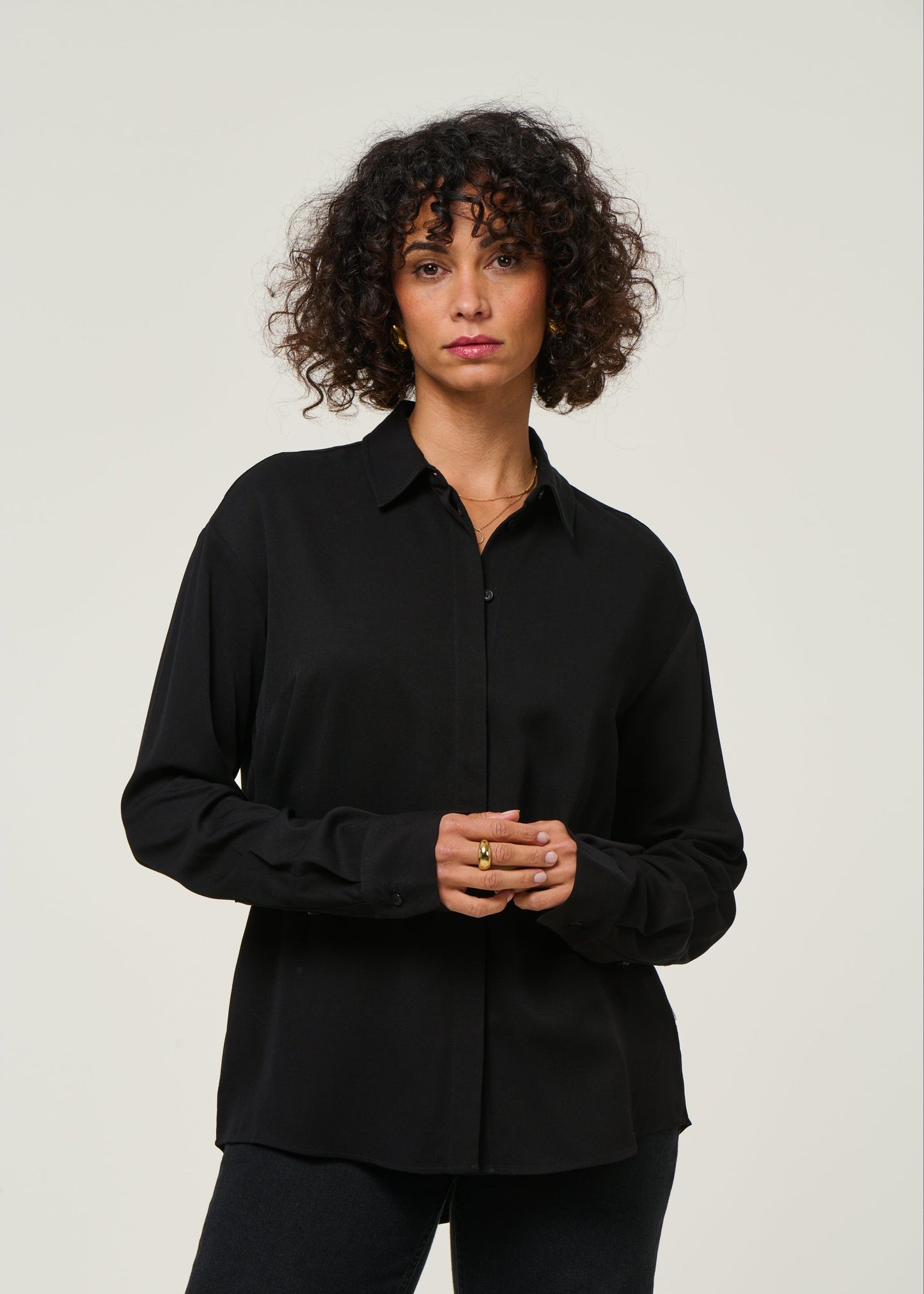 Blouse en viscose ecovero | noir "larisaana longsleeve - black"