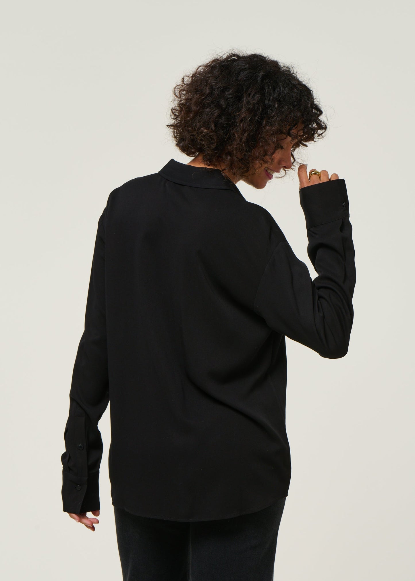 Blouse en viscose ecovero | noir "larisaana longsleeve - black"
